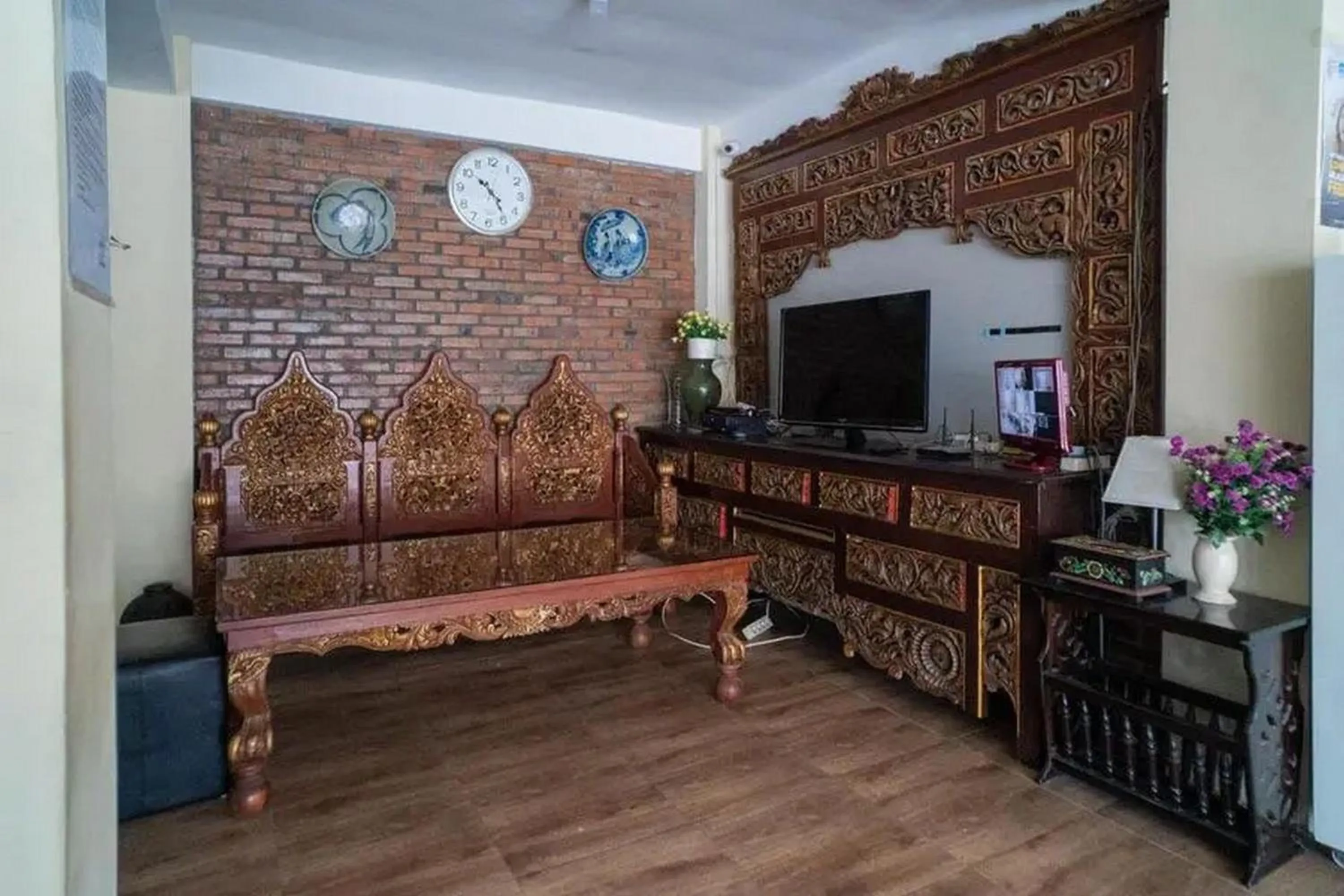 Seating area in Urbanview Hotel Omah Anin Batu by RedDoorz