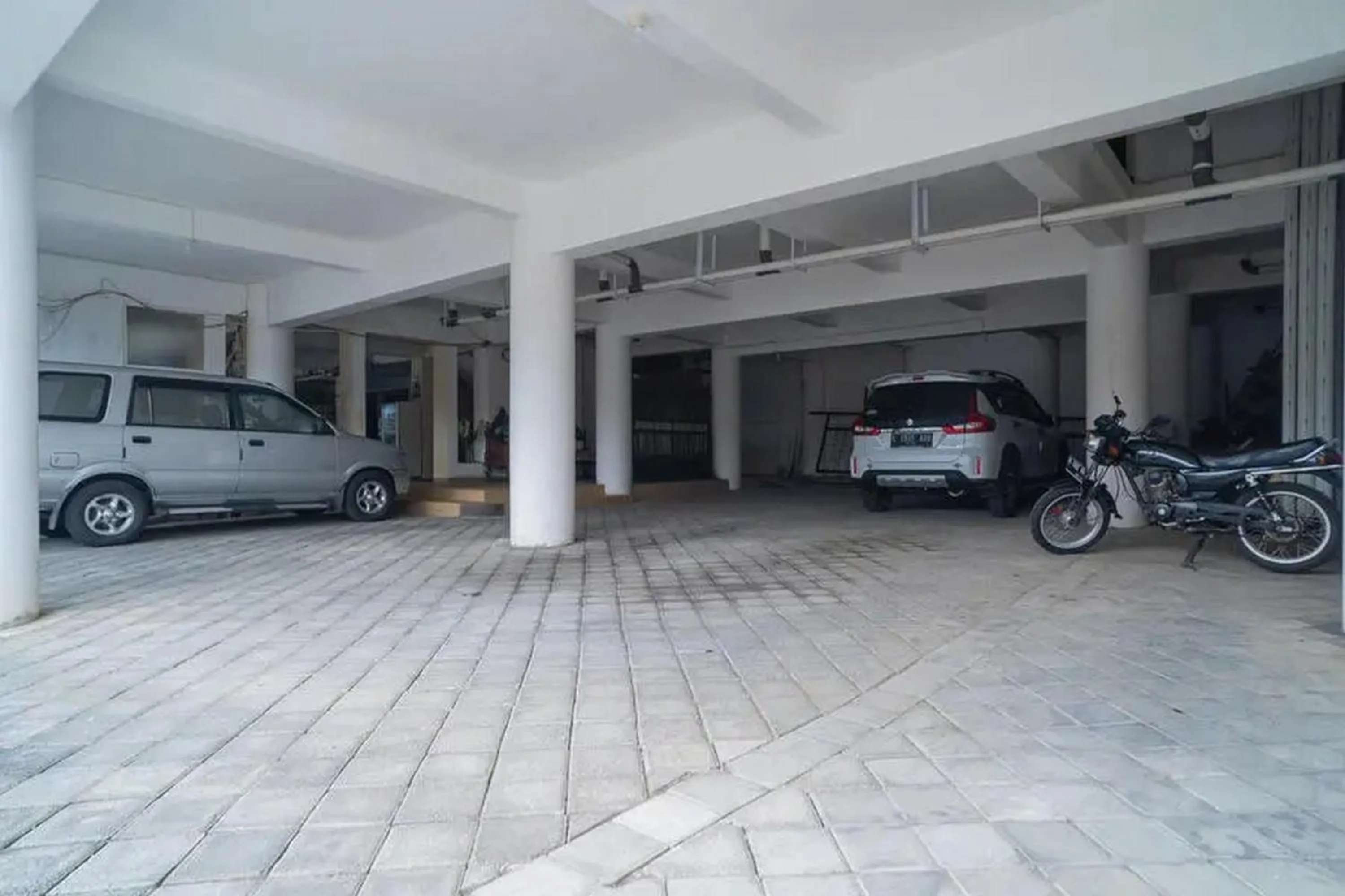 Parking in Urbanview Hotel Omah Anin Batu by RedDoorz
