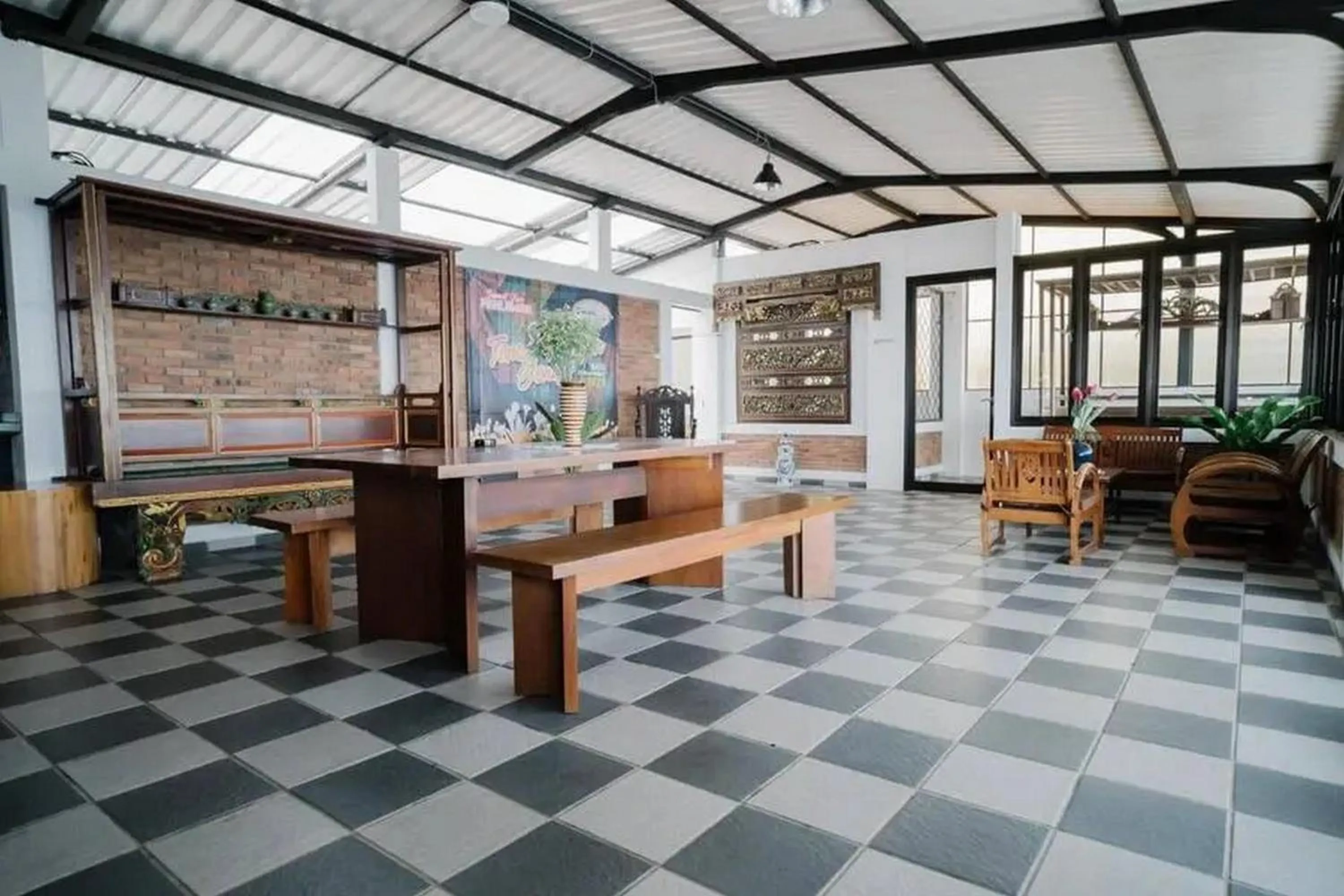 Living room in Urbanview Hotel Omah Anin Batu by RedDoorz