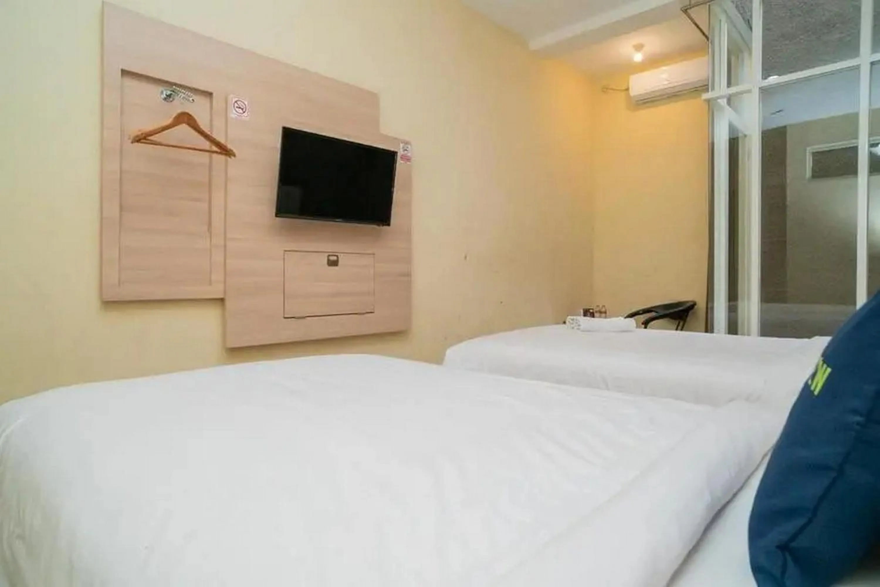 Bed in Urbanview Hotel Omah Anin Batu by RedDoorz