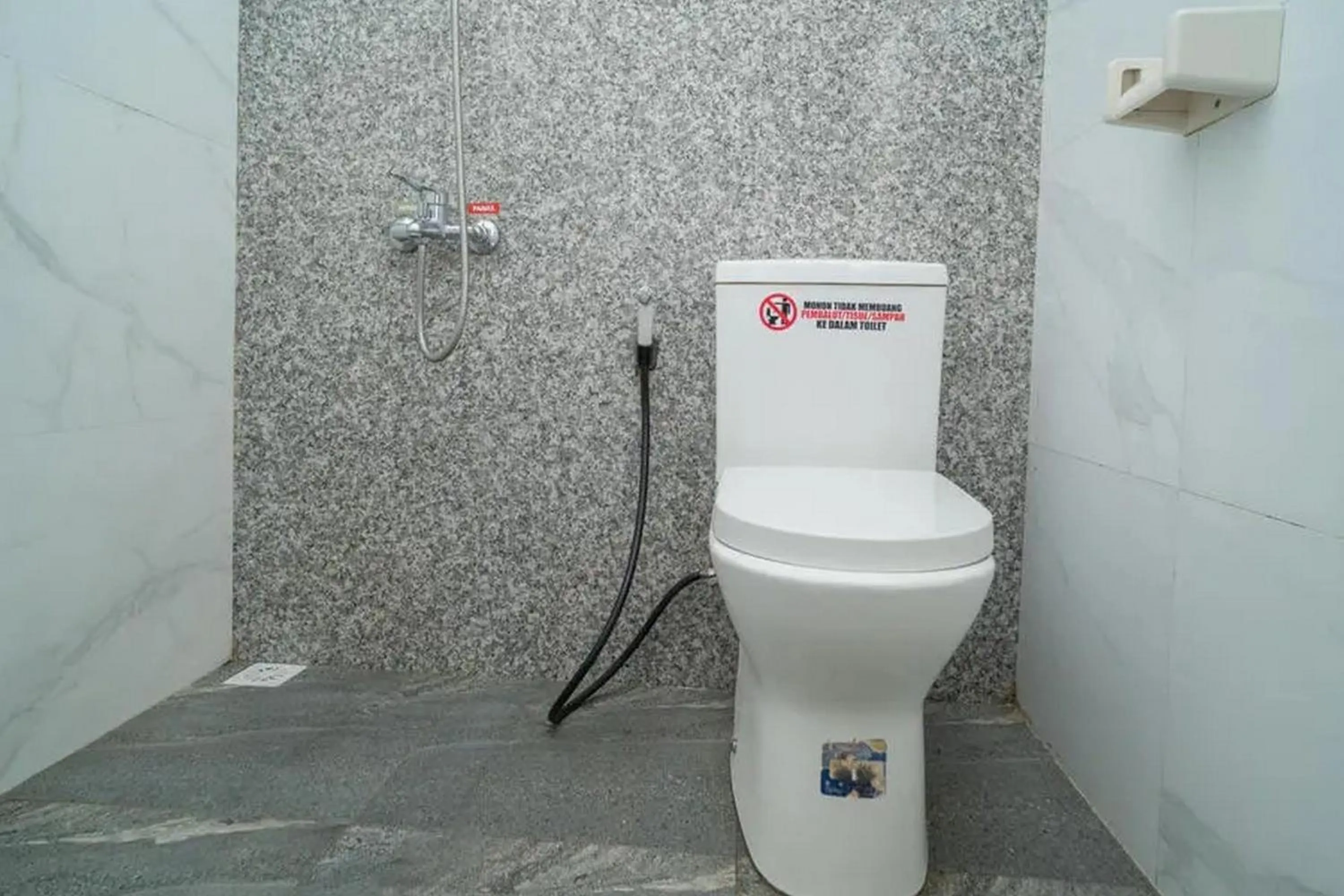 Bathroom in Urbanview Hotel Omah Anin Batu by RedDoorz