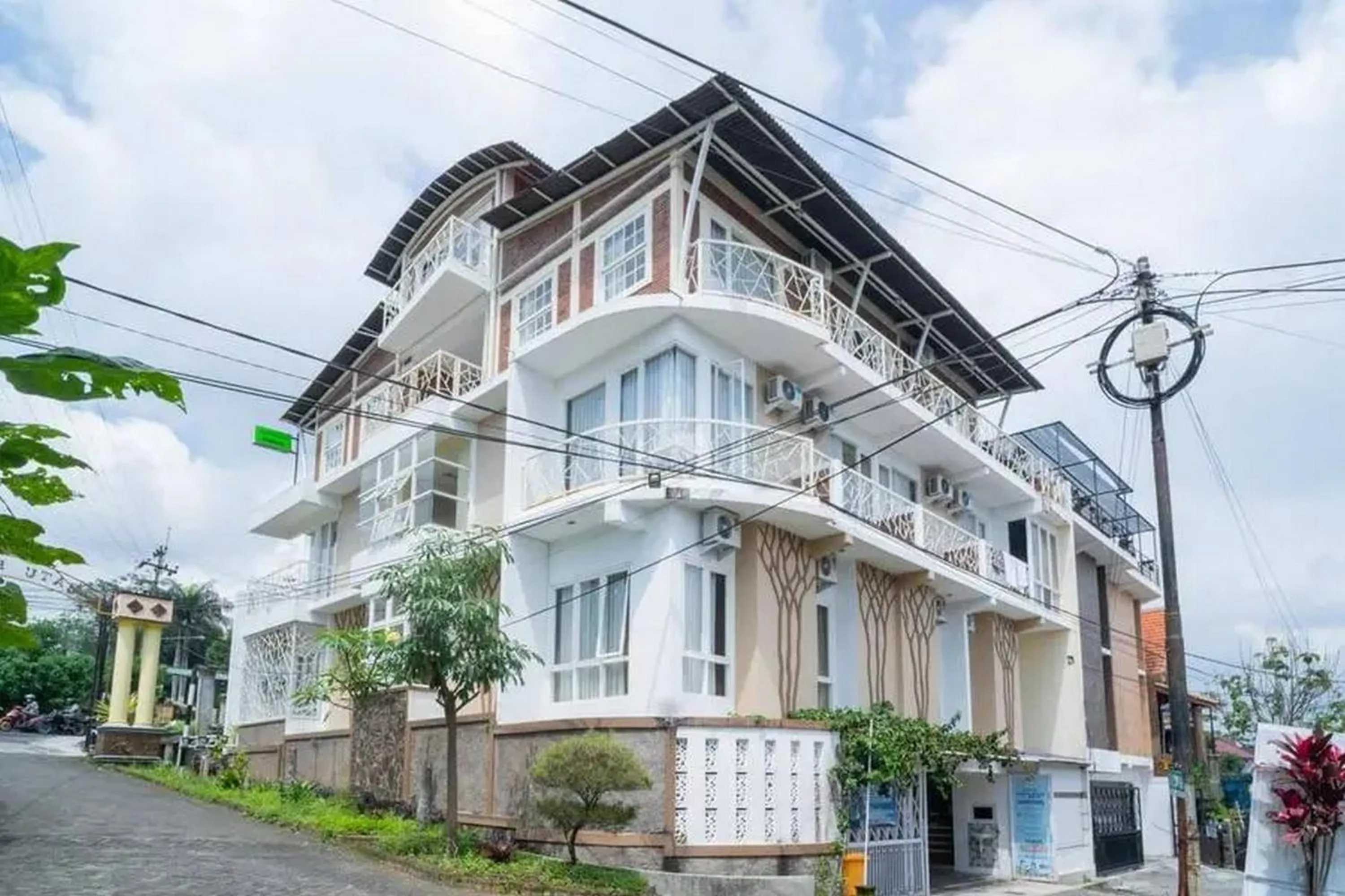 Property building in Urbanview Hotel Omah Anin Batu by RedDoorz