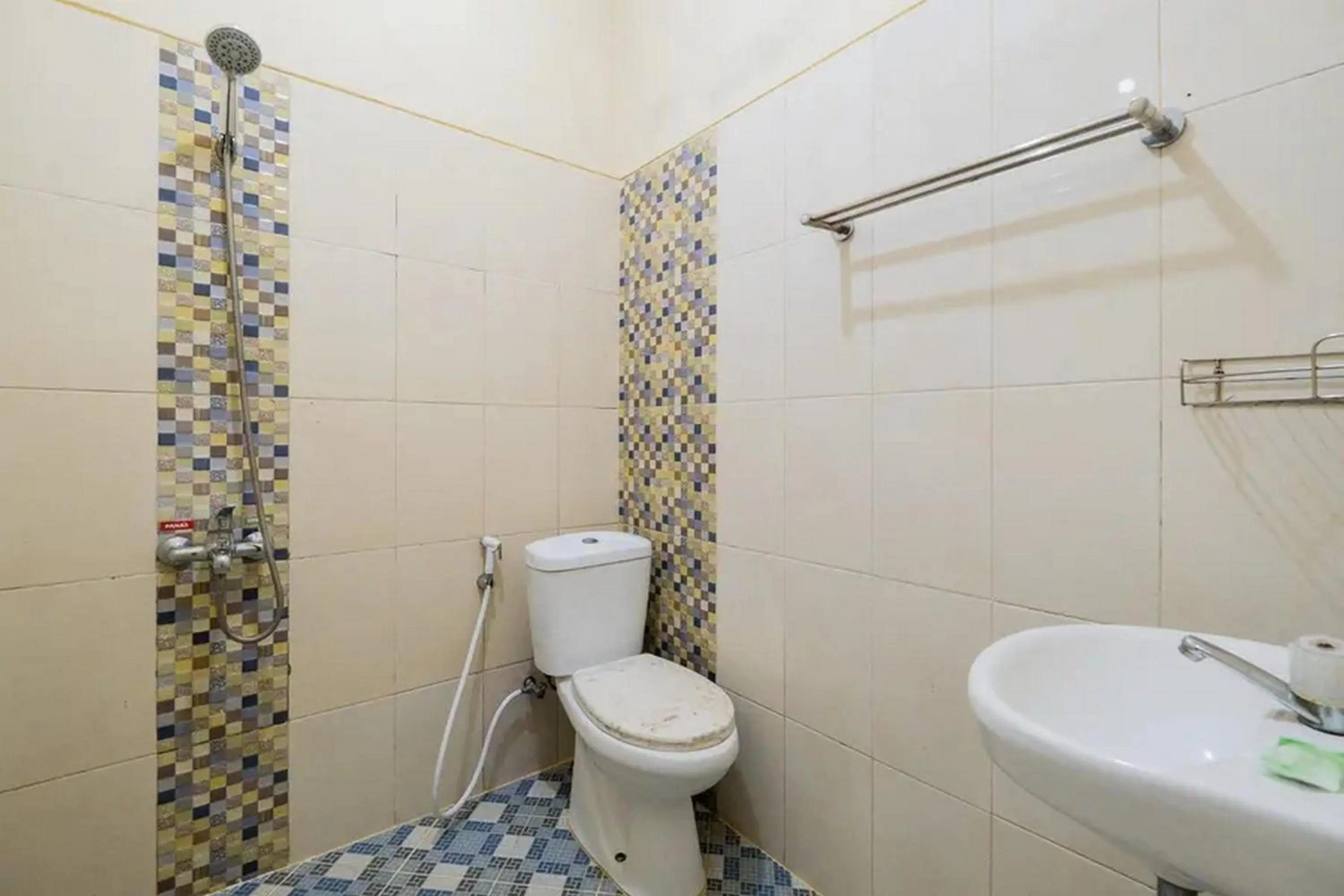 Bathroom in Urbanview Hotel Omah Anin Batu by RedDoorz