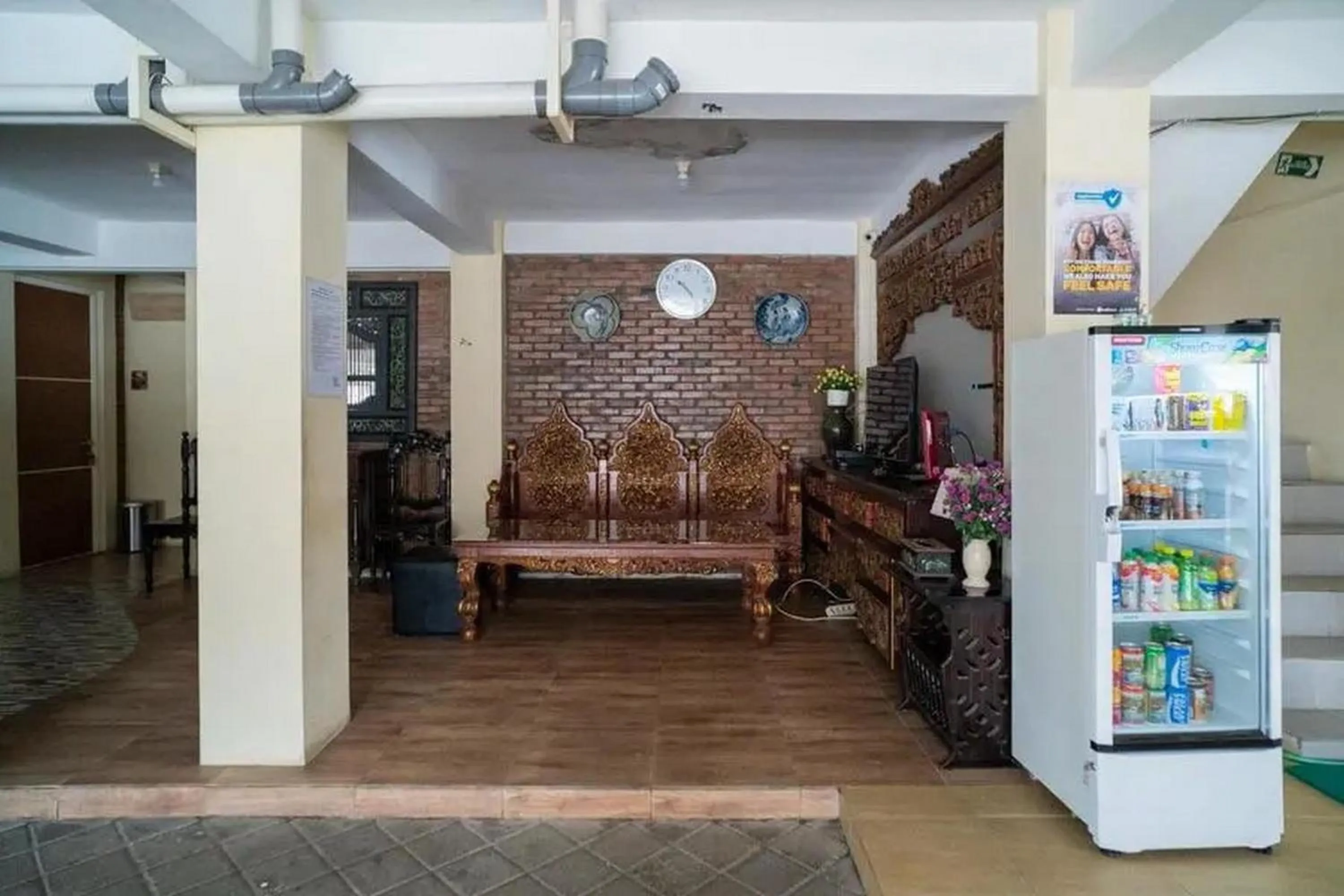 Seating area in Urbanview Hotel Omah Anin Batu by RedDoorz