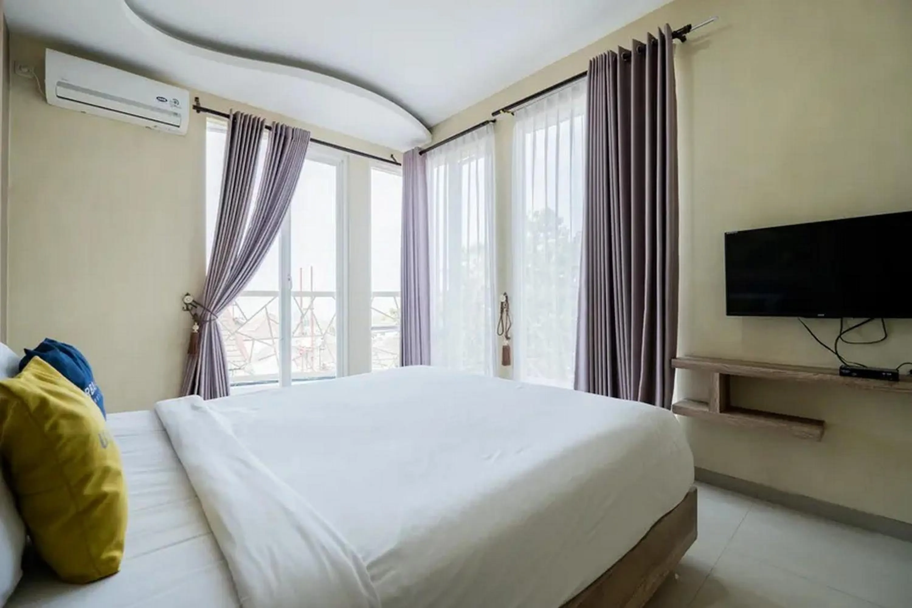 Bed in Urbanview Hotel Omah Anin Batu by RedDoorz