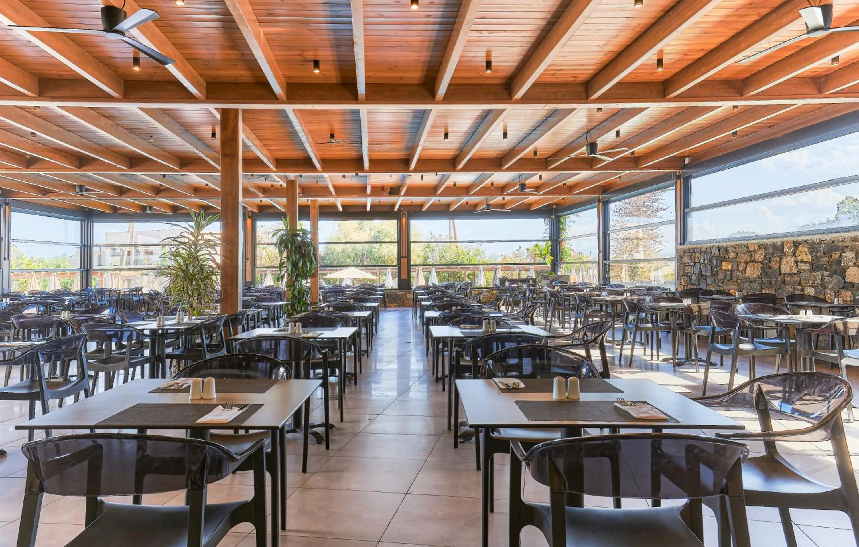 Restaurant/places to eat in Sentido Amounda Bay