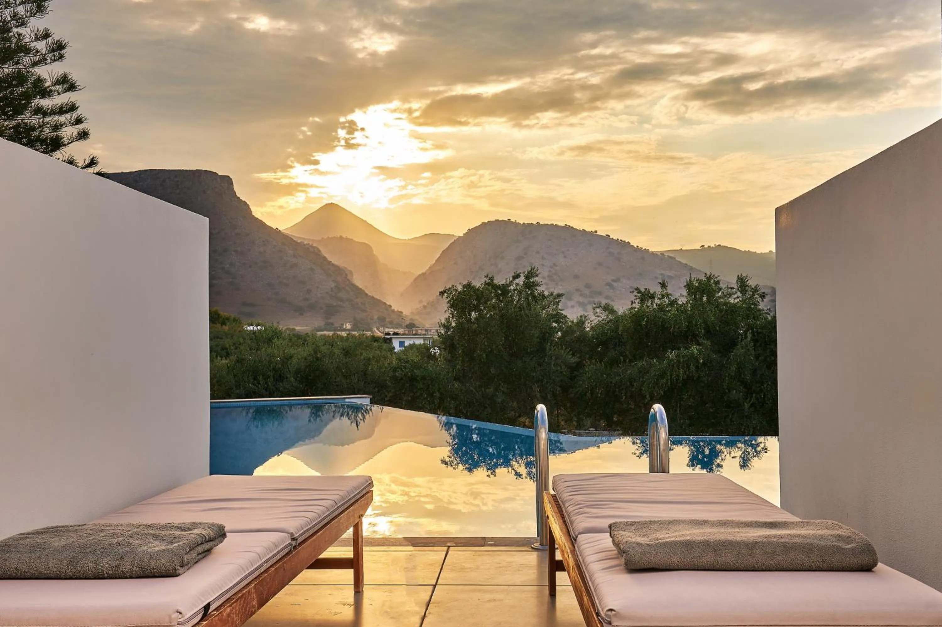 Pool view in Sentido Amounda Bay