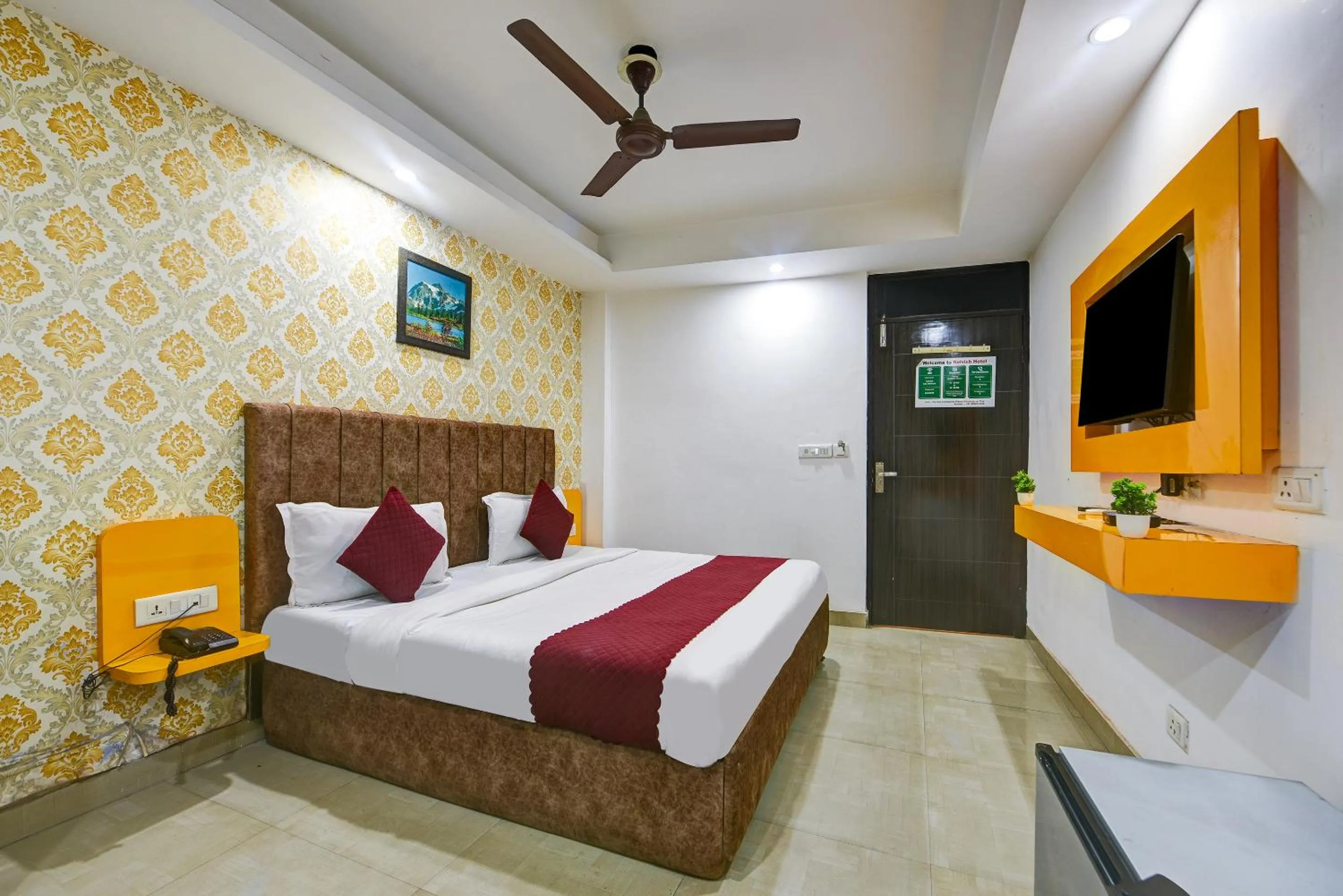 Communal lounge/ TV room, Bed in Kelvish Hotel- Delhi Airport