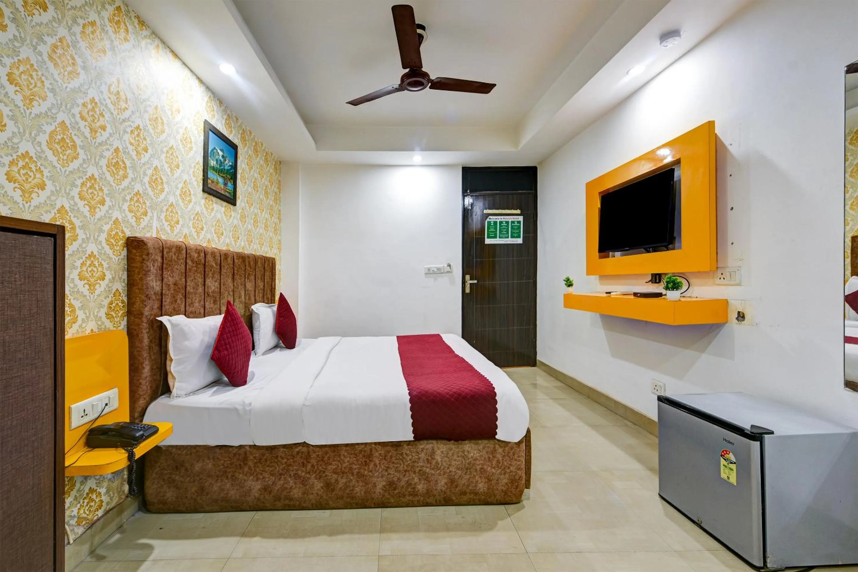 Communal lounge/ TV room, Bed in Kelvish Hotel- Delhi Airport