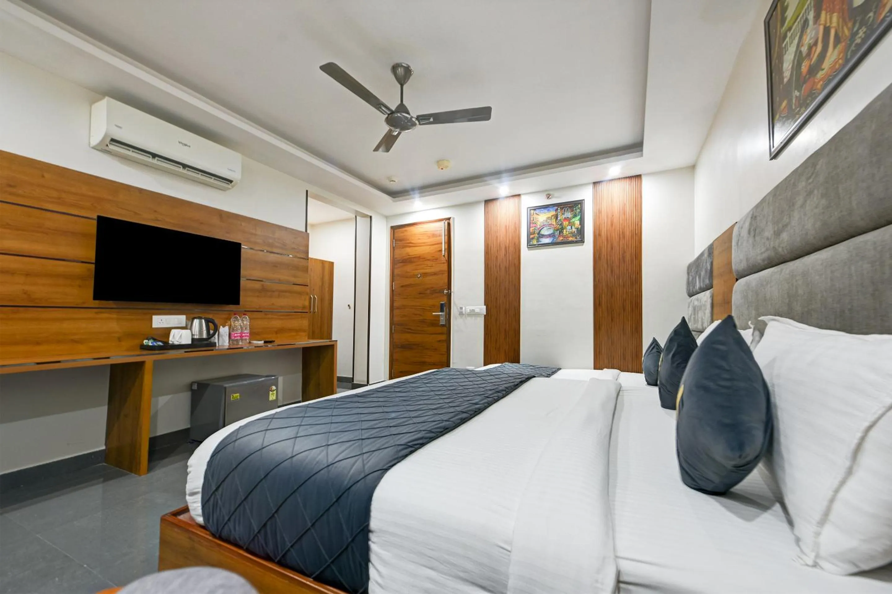 Communal lounge/ TV room, Bed in Kelvish Hotel- Delhi Airport