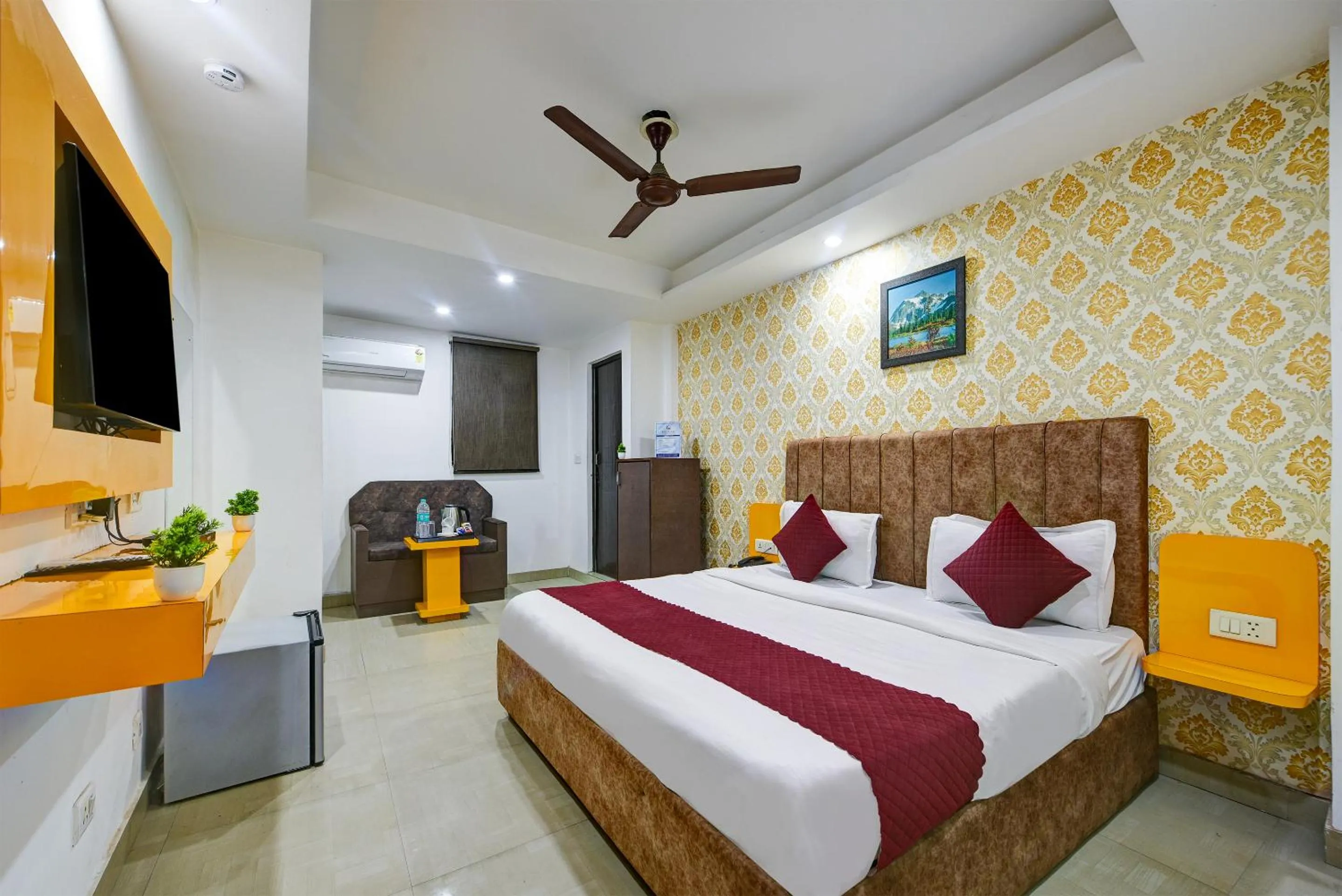 Communal lounge/ TV room, Bed in Kelvish Hotel- Delhi Airport