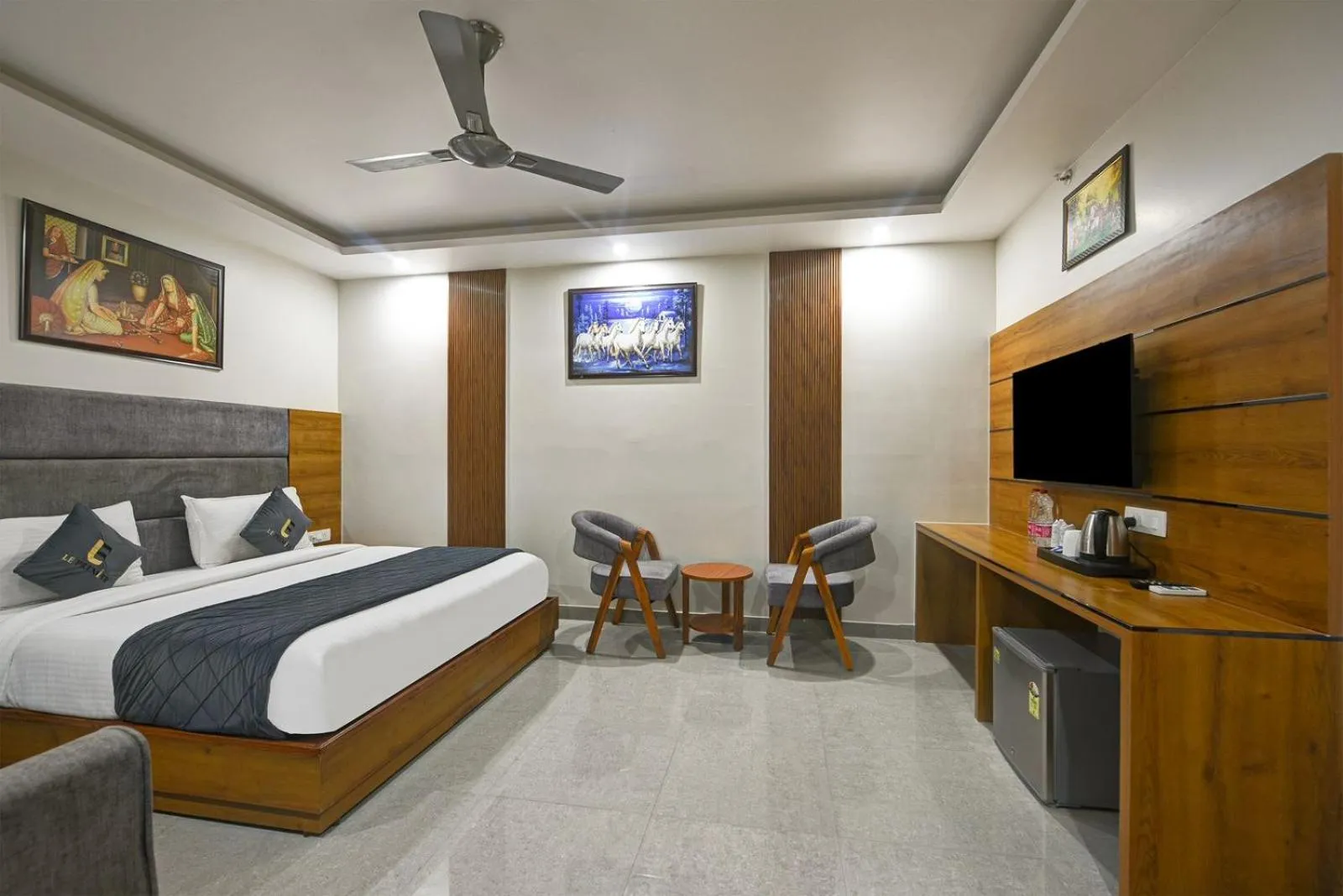 Living room, Bed in Kelvish Hotel- Delhi Airport