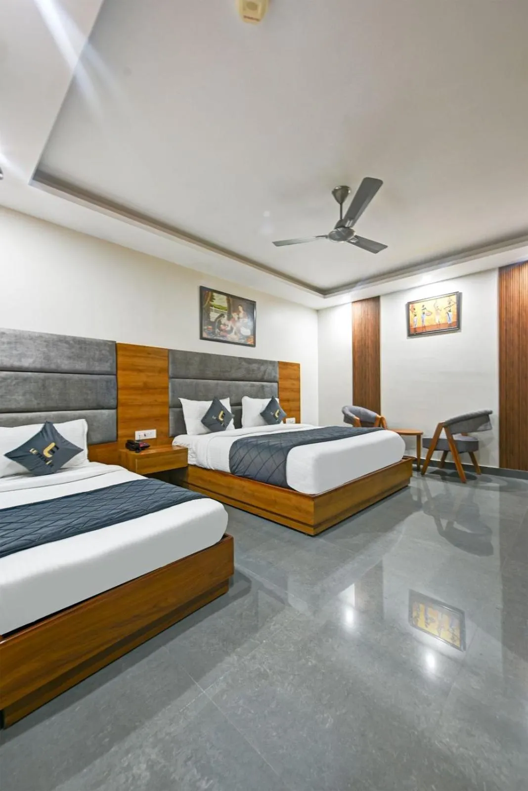Photo of the whole room, Bed in Kelvish Hotel- Delhi Airport