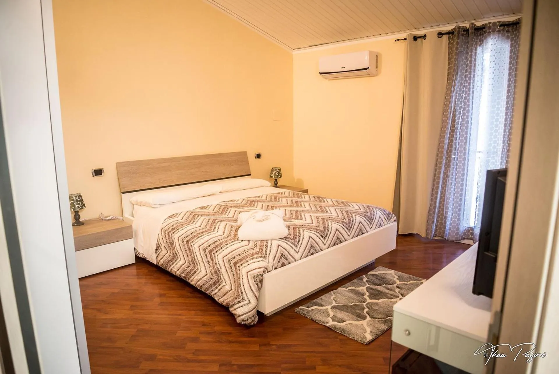 Bed in Hotel Lonatino