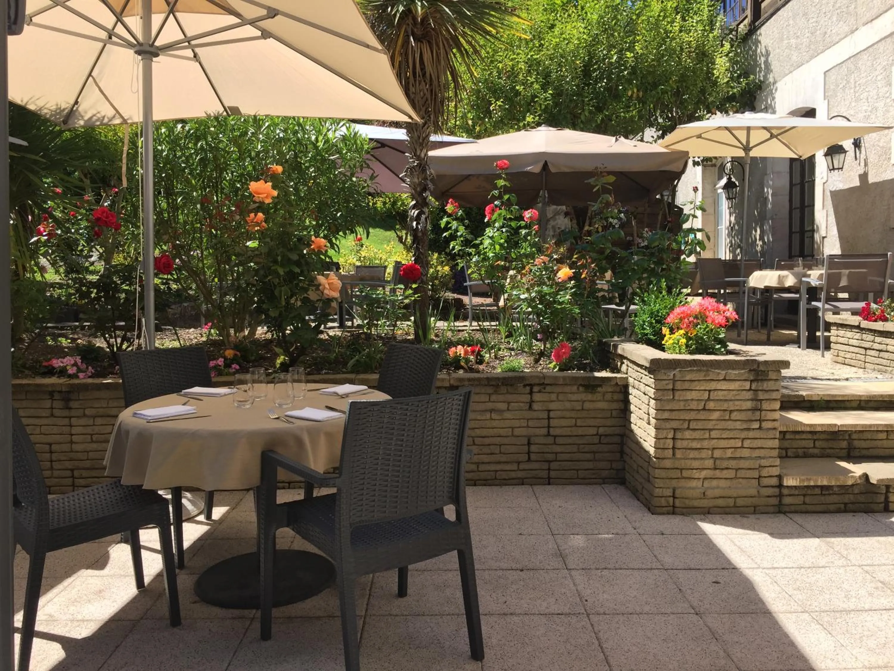 Patio in Hôtel Restaurant La Boule d'Or