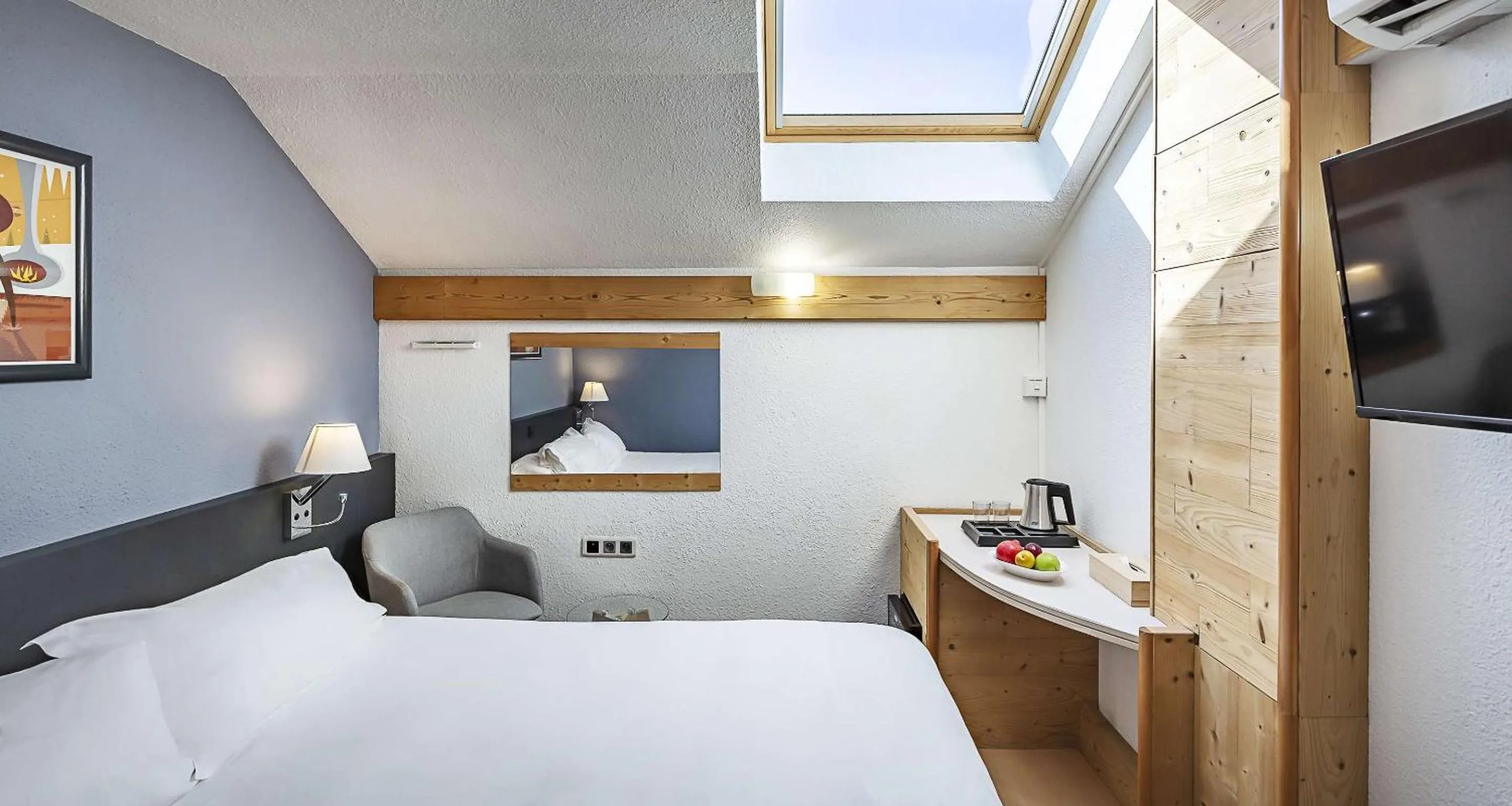 Bedroom, Bed in Sure Hotel by Best Western Annecy