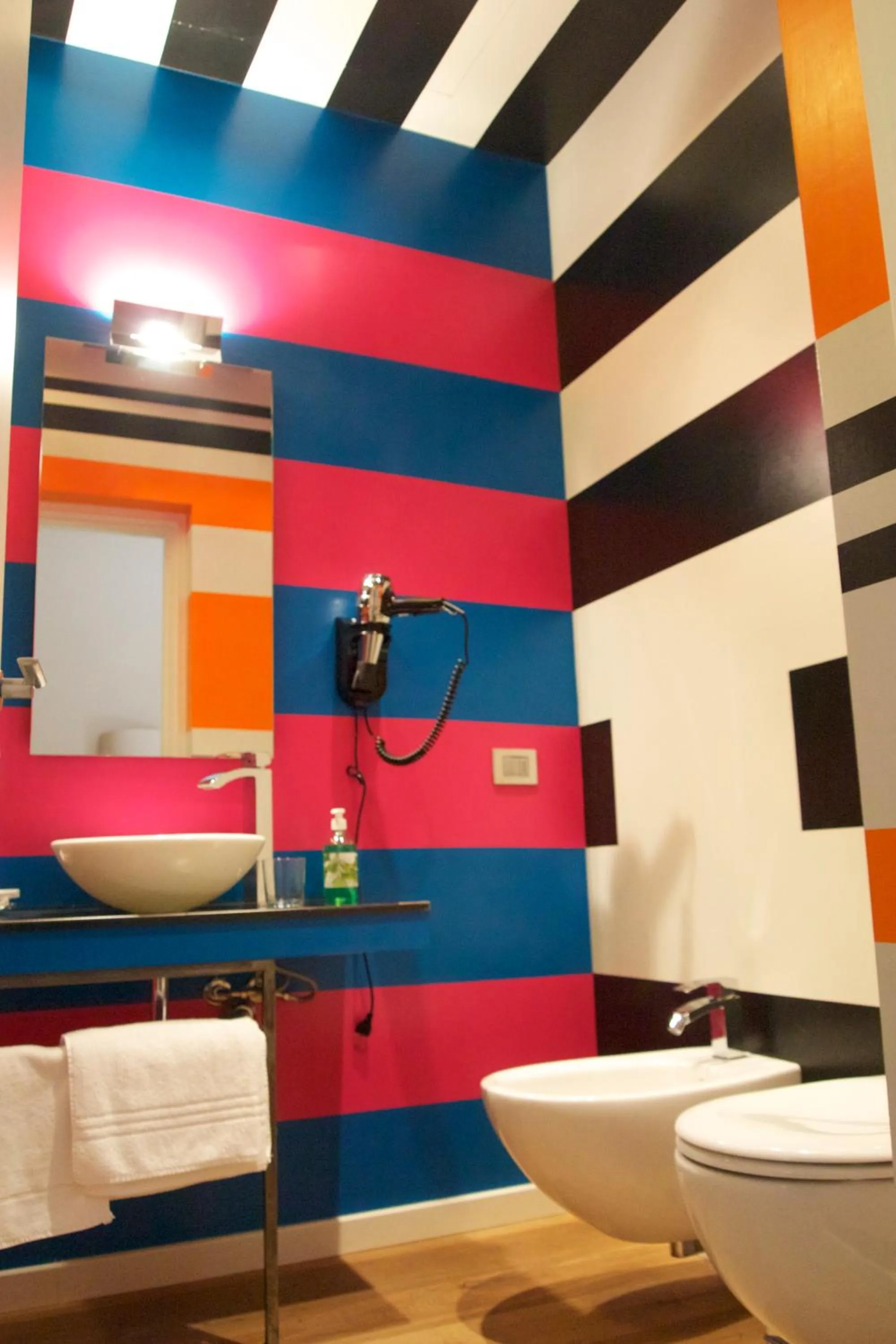 Toilet in Rooms Via Diaz