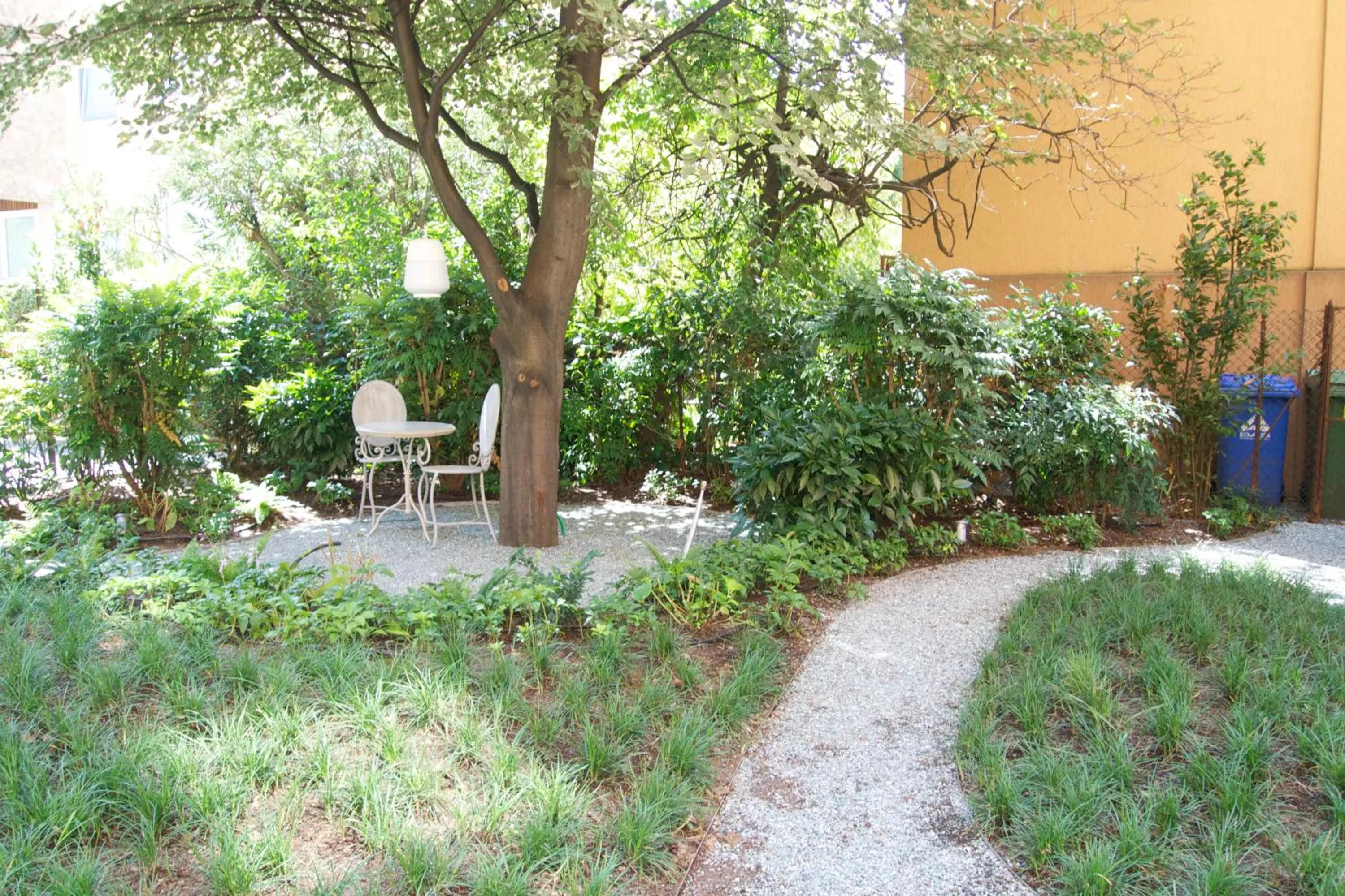 Garden in Rooms Via Diaz