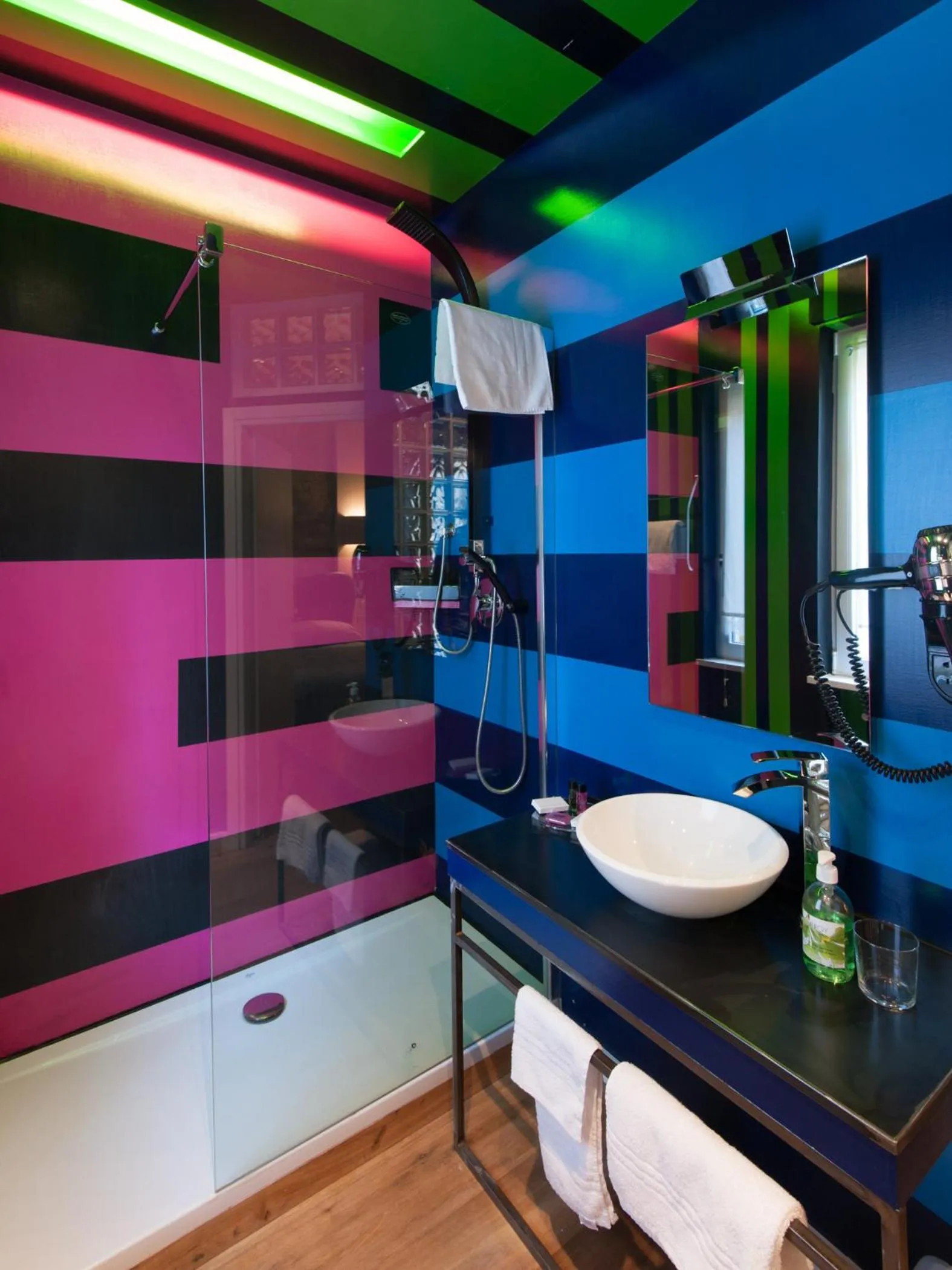 Shower in Rooms Via Diaz