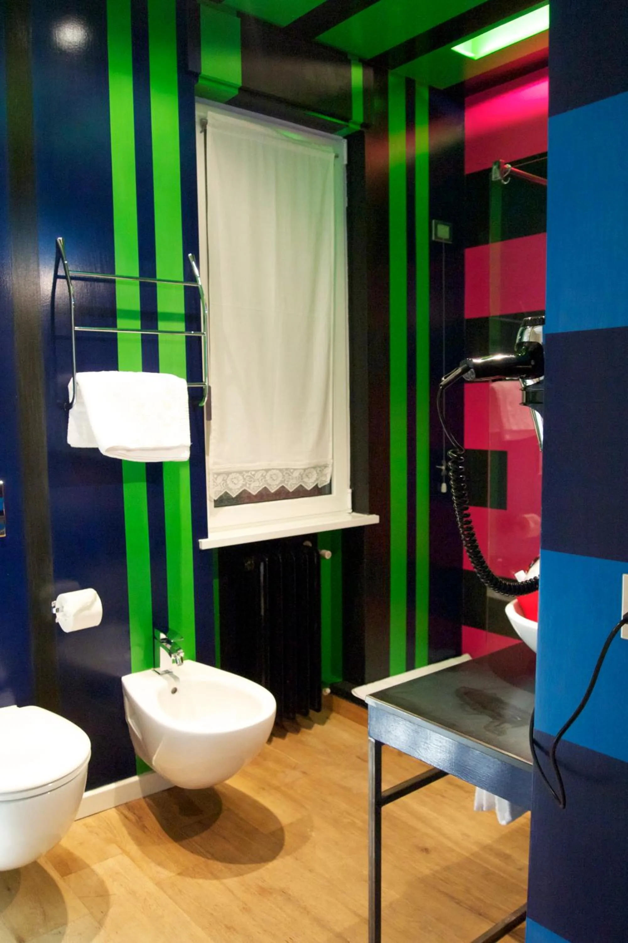 Toilet in Rooms Via Diaz