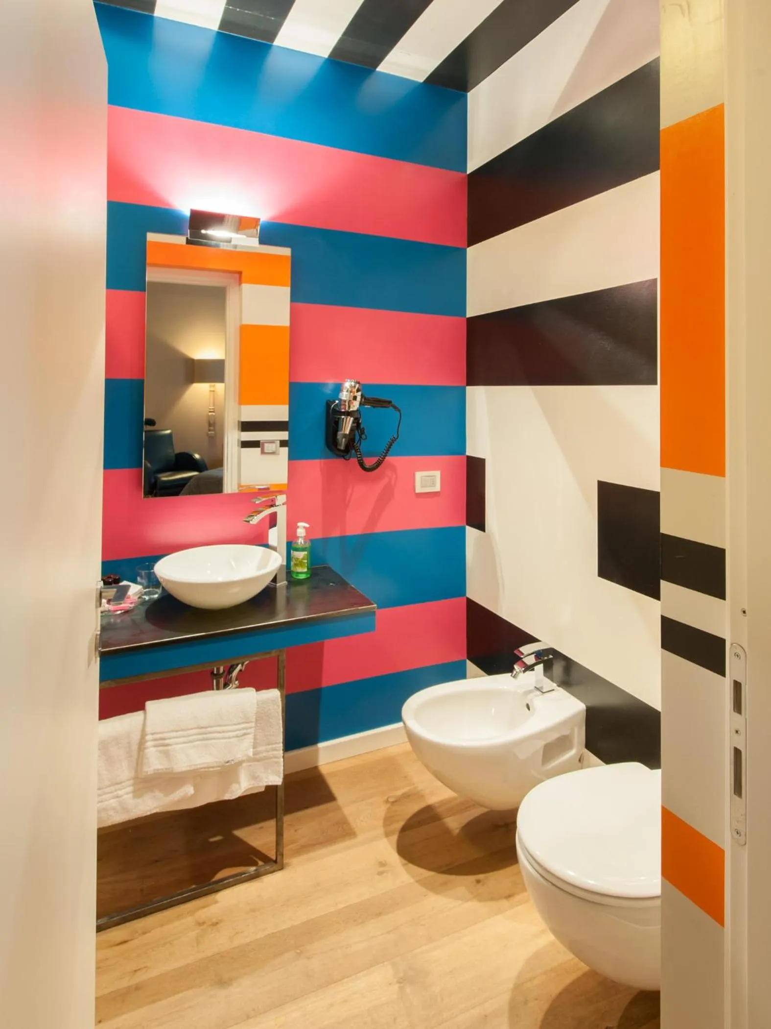 Toilet in Rooms Via Diaz