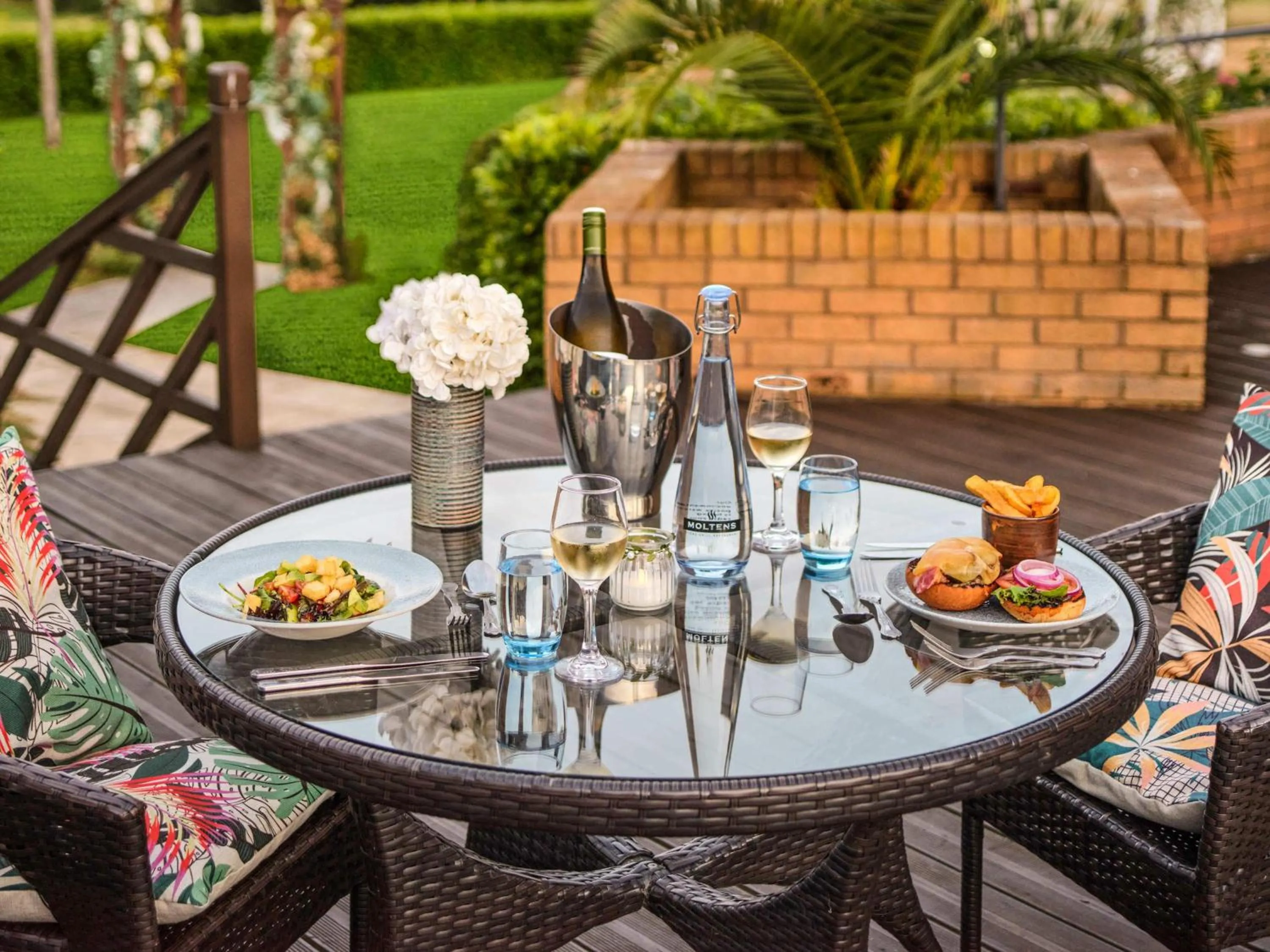 Restaurant/places to eat in Mercure Milton Keynes Hotel