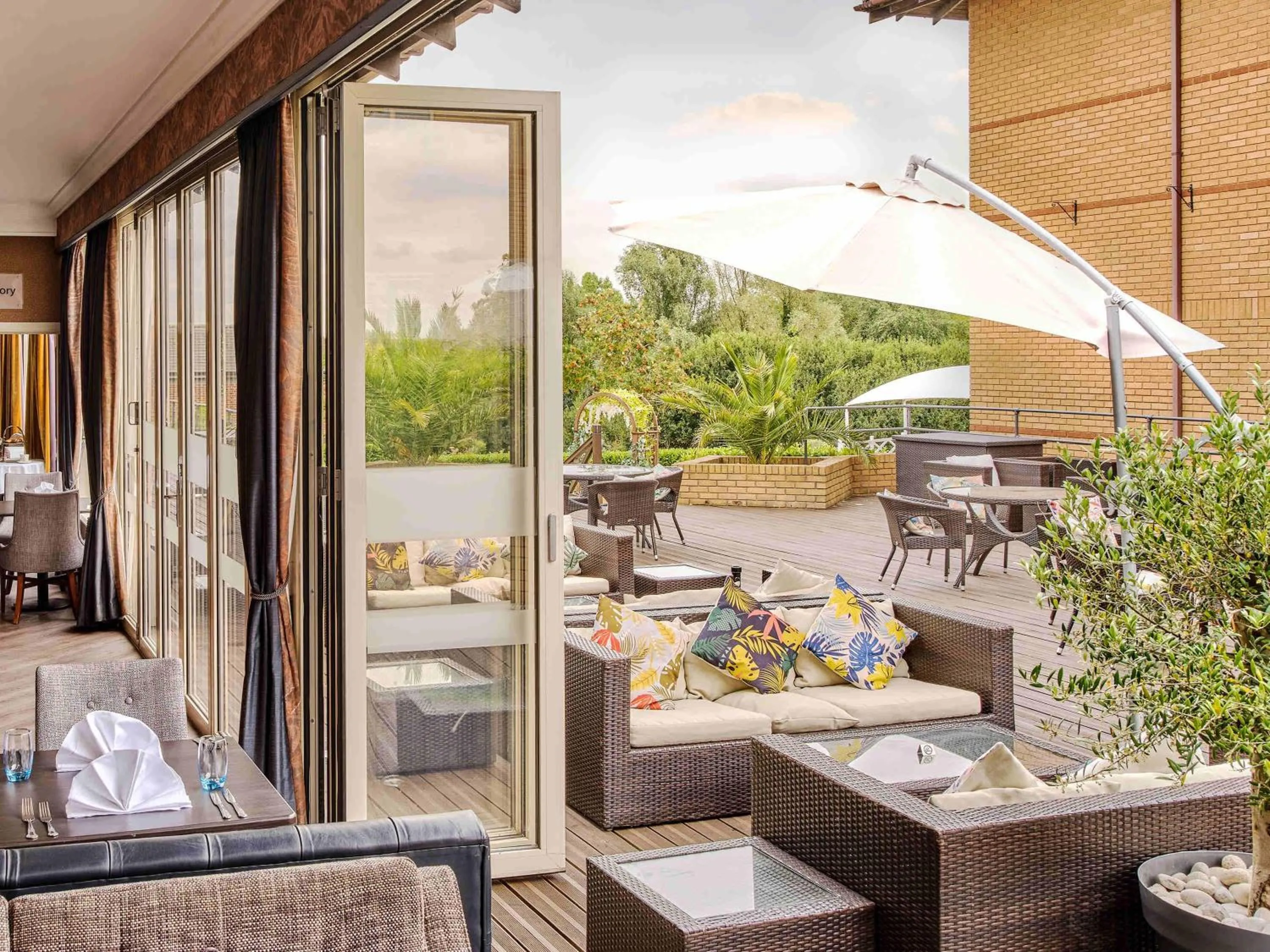 Lounge or bar in Mercure Milton Keynes Hotel