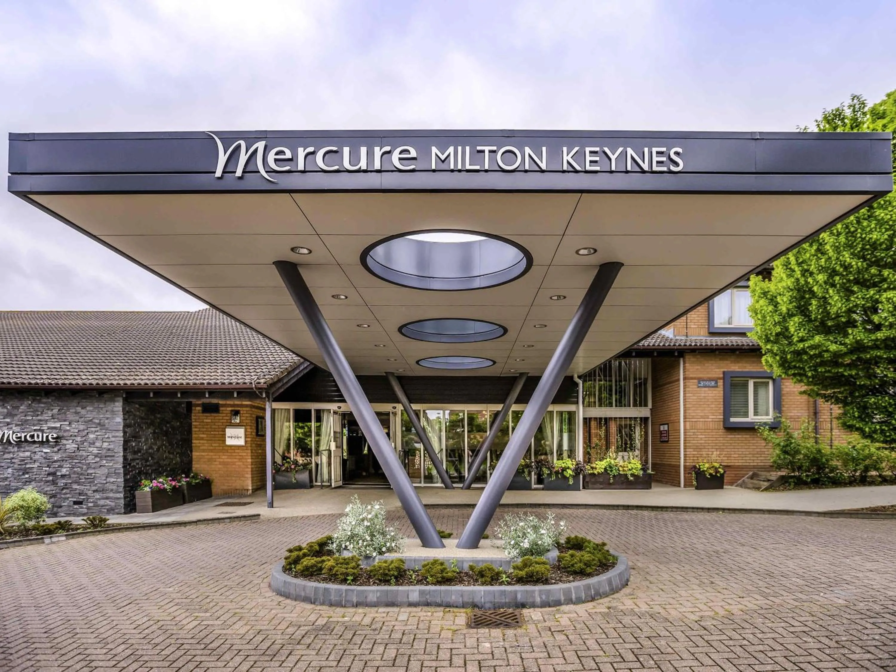 Property building in Mercure Milton Keynes Hotel
