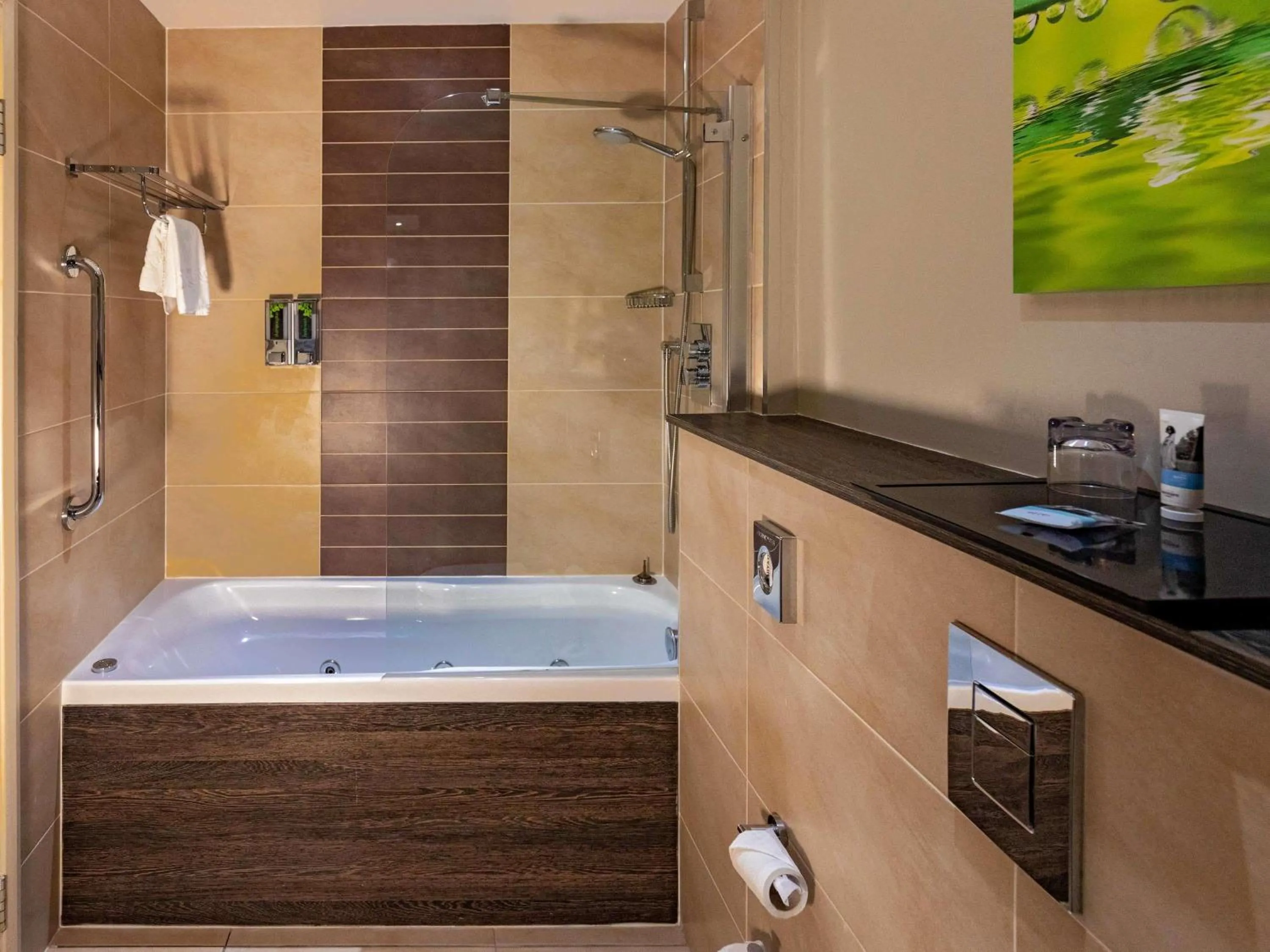 Bedroom in Mercure Milton Keynes Hotel