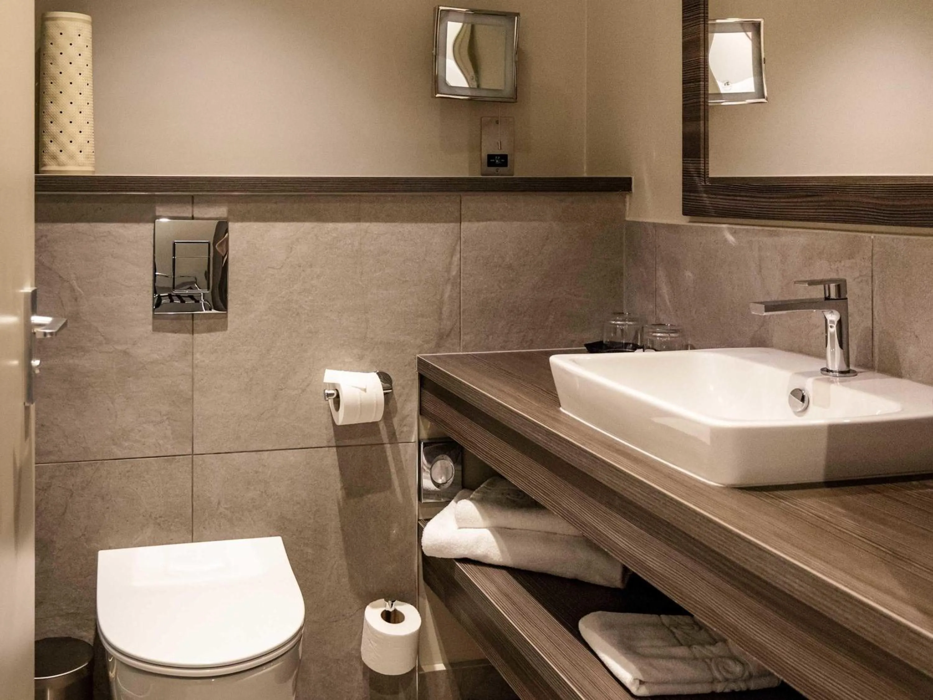 Bedroom in Mercure Milton Keynes Hotel