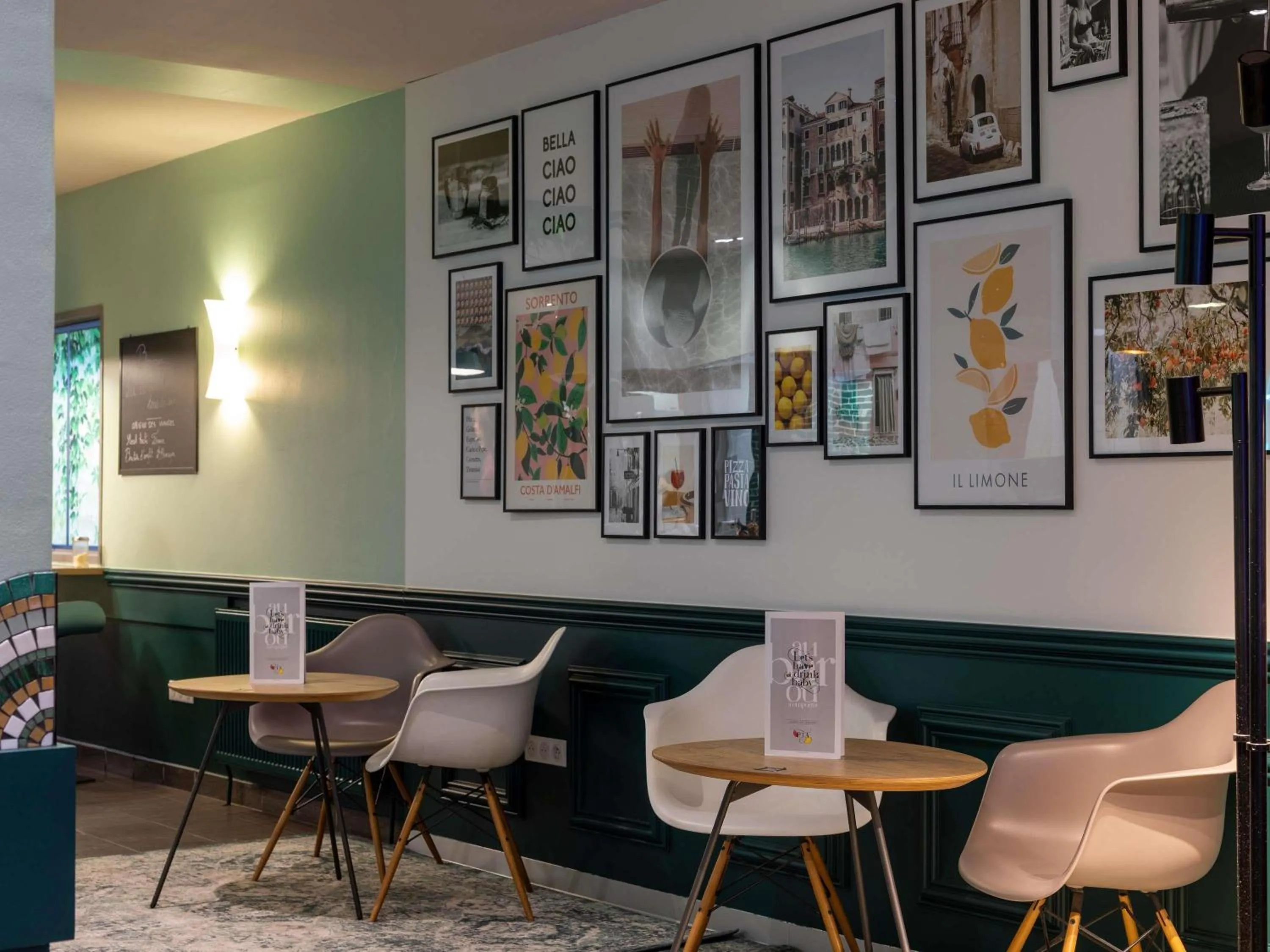 Lounge or bar in ibis Dunkerque