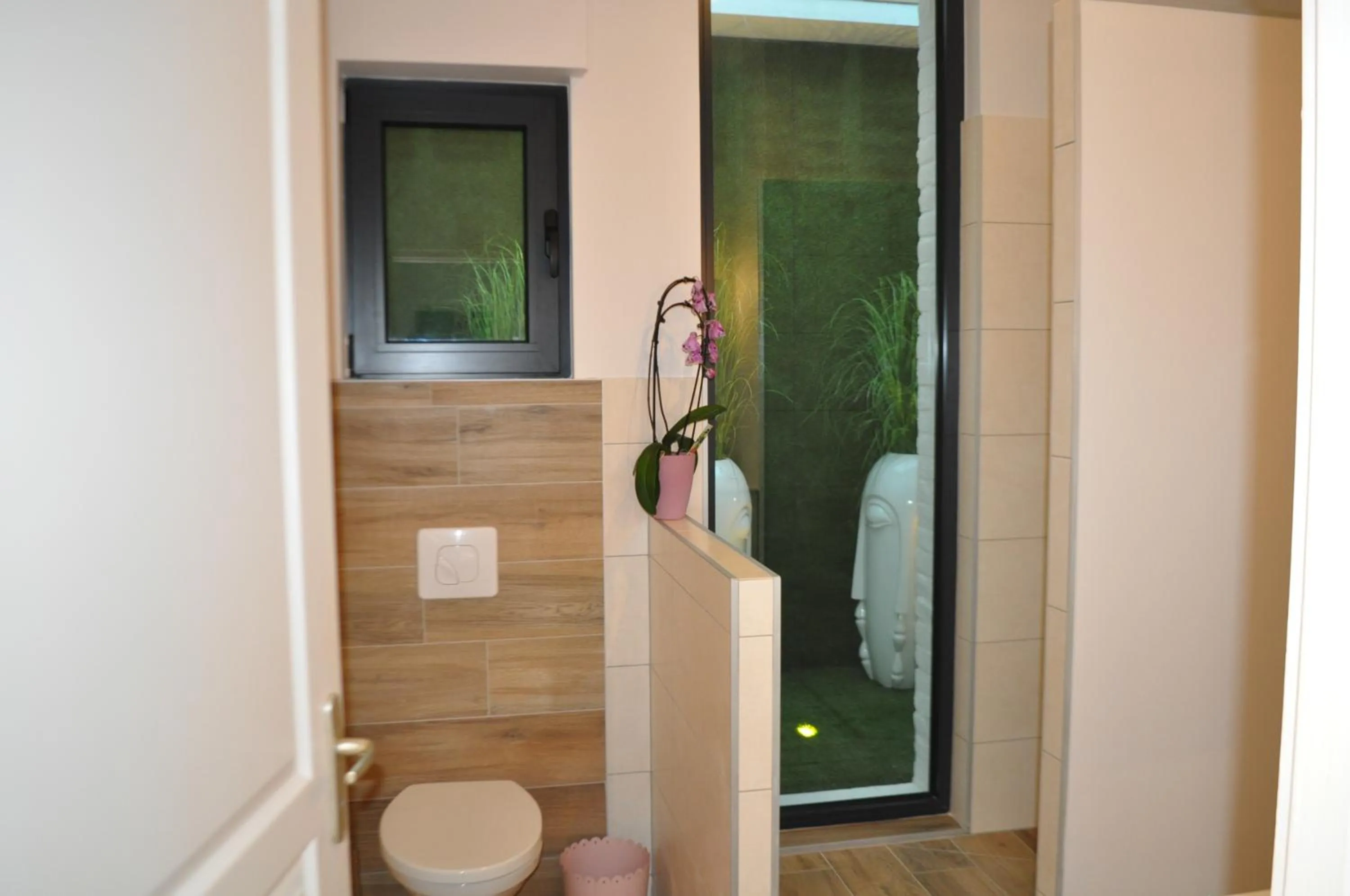 Decorative detail in Au Cœur du Jardin