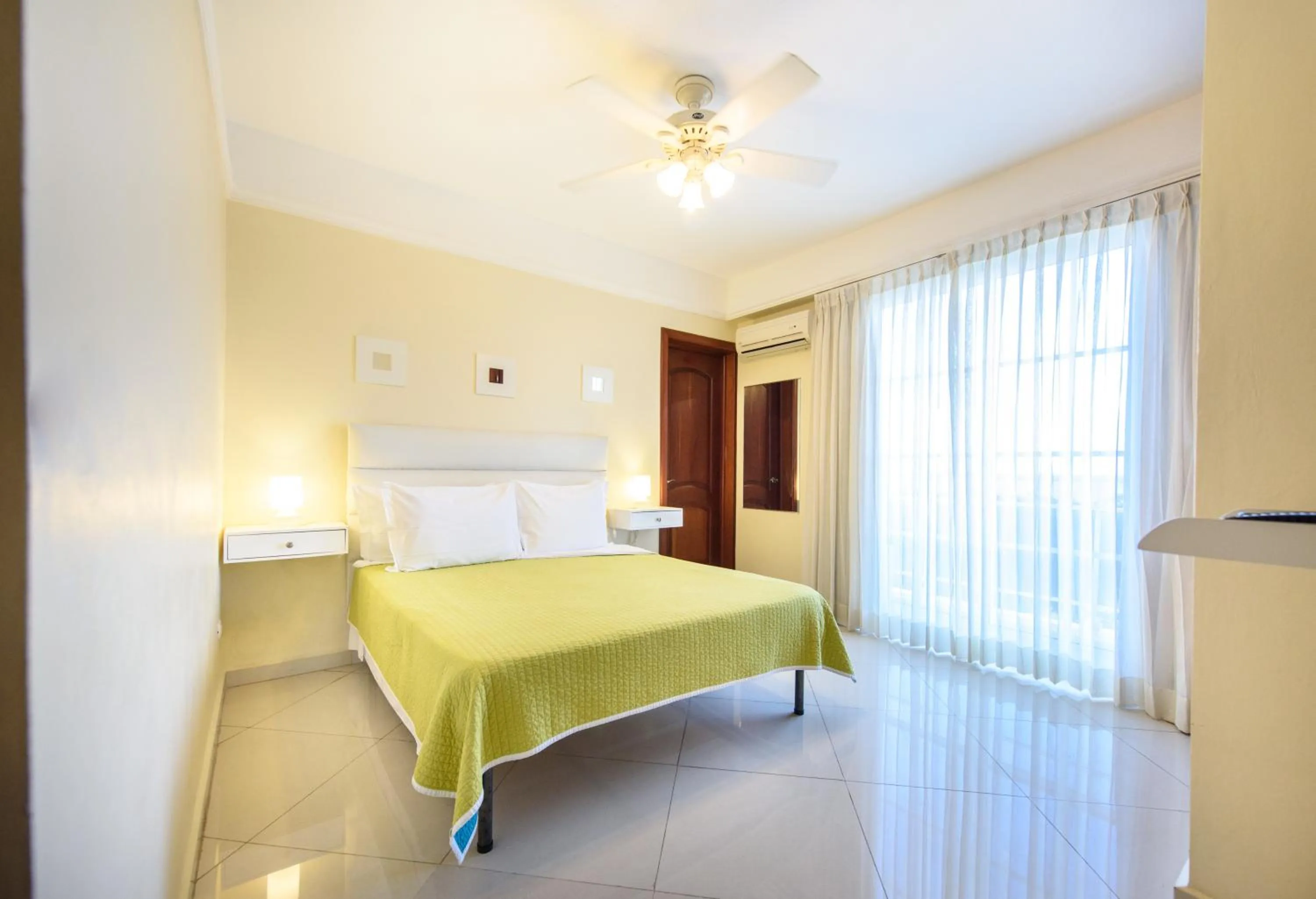 Bedroom, Bed in Hotel Shakey