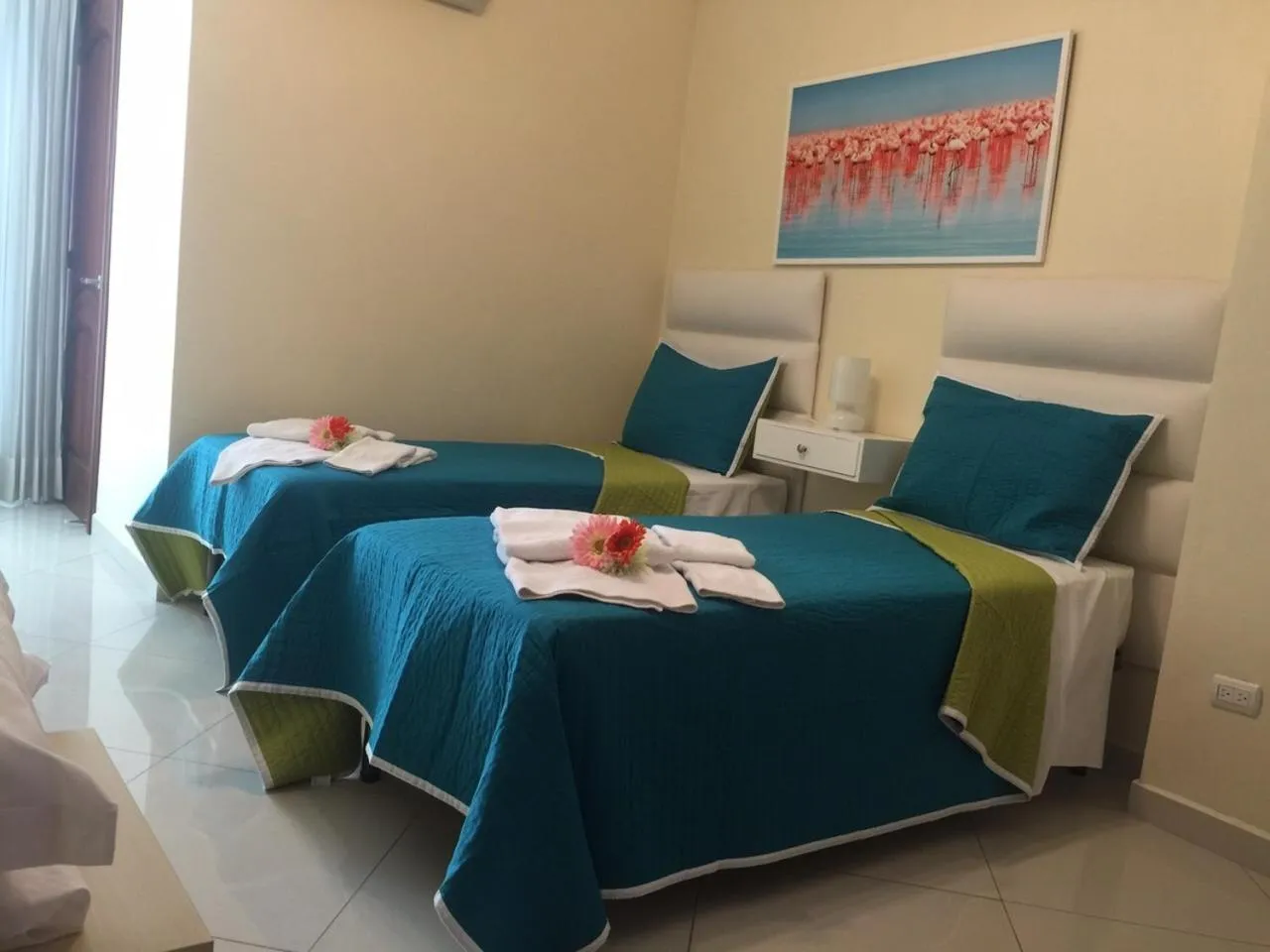 Day, Bed in Hotel Shakey