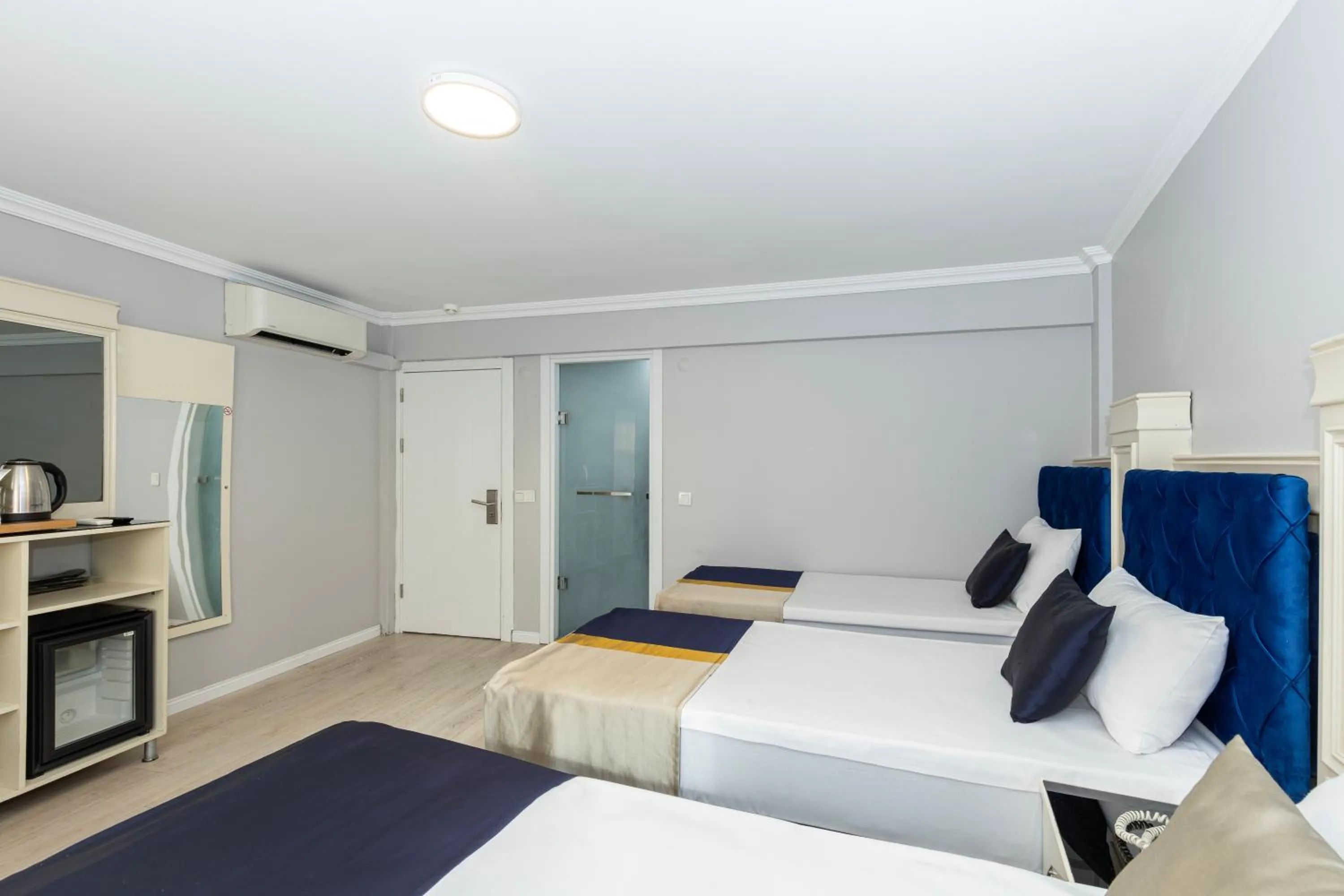 Photo of the whole room, Bed in Sirkeci Grand Family Hotel & SPA