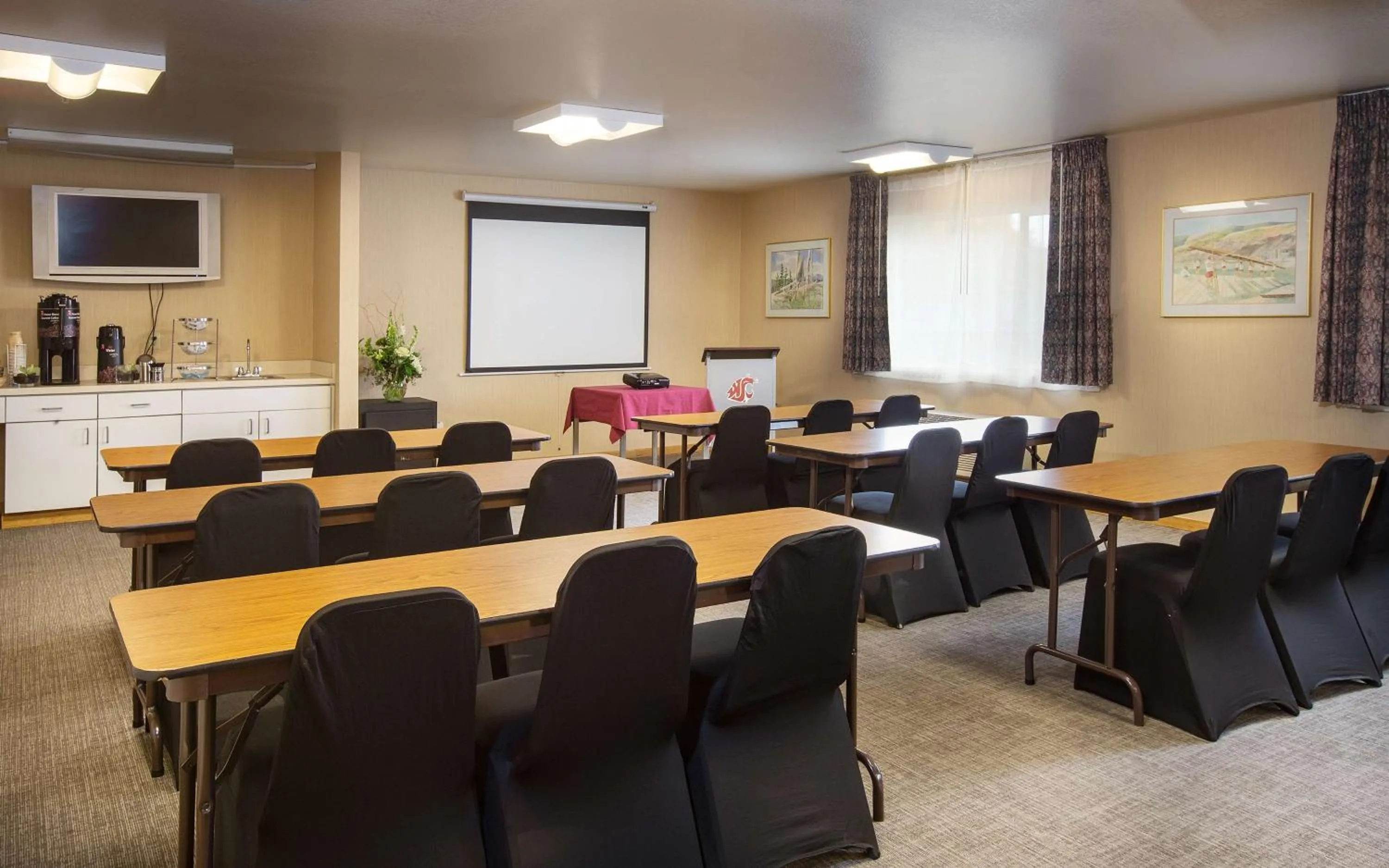Meeting/conference room in Coast Hilltop Inn