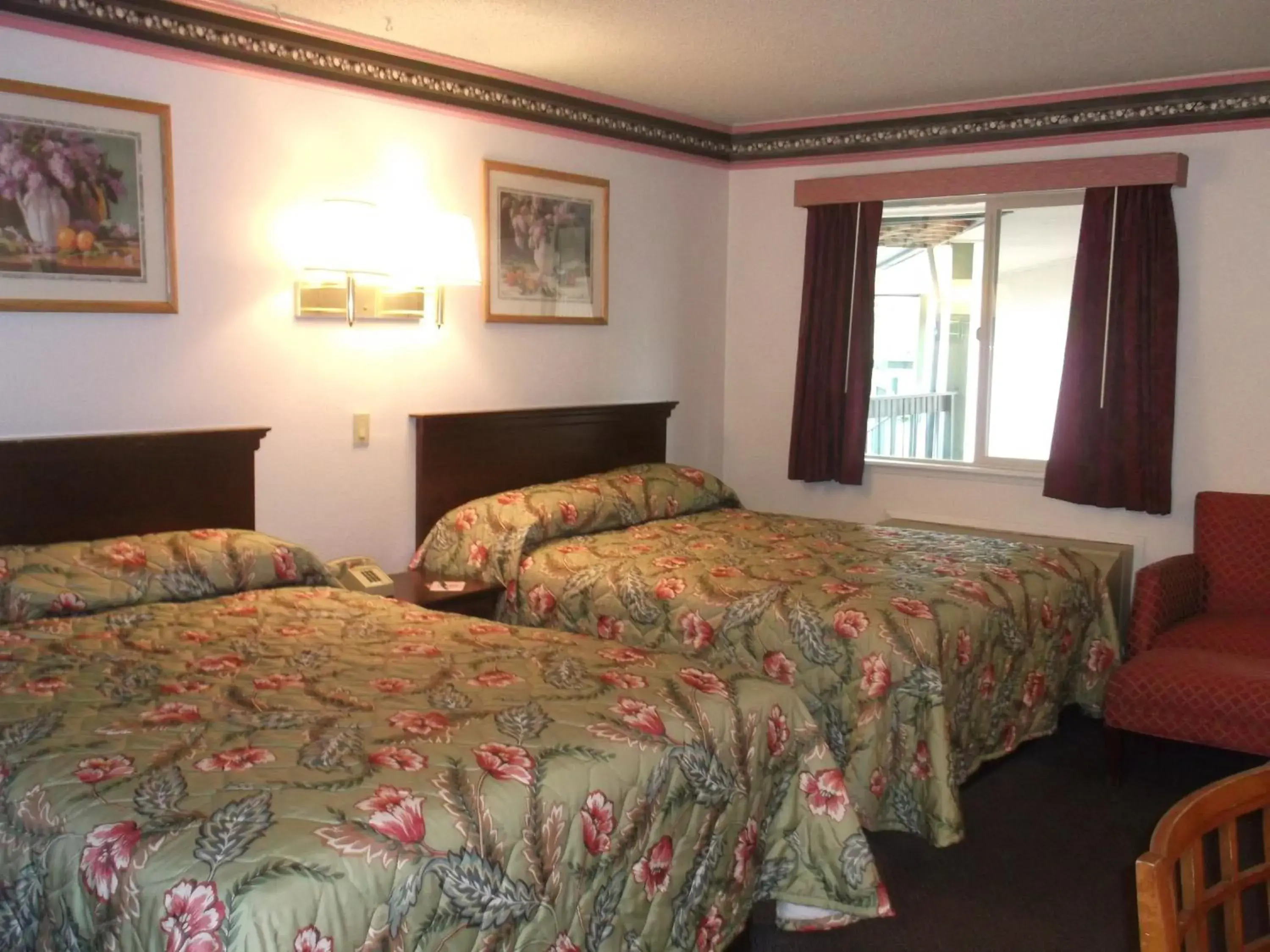 Queen Room with Two Queen Beds - Smoking in Sunrise Inn Queen Room with Two Queen Beds - Smoking in Sunrise Inn