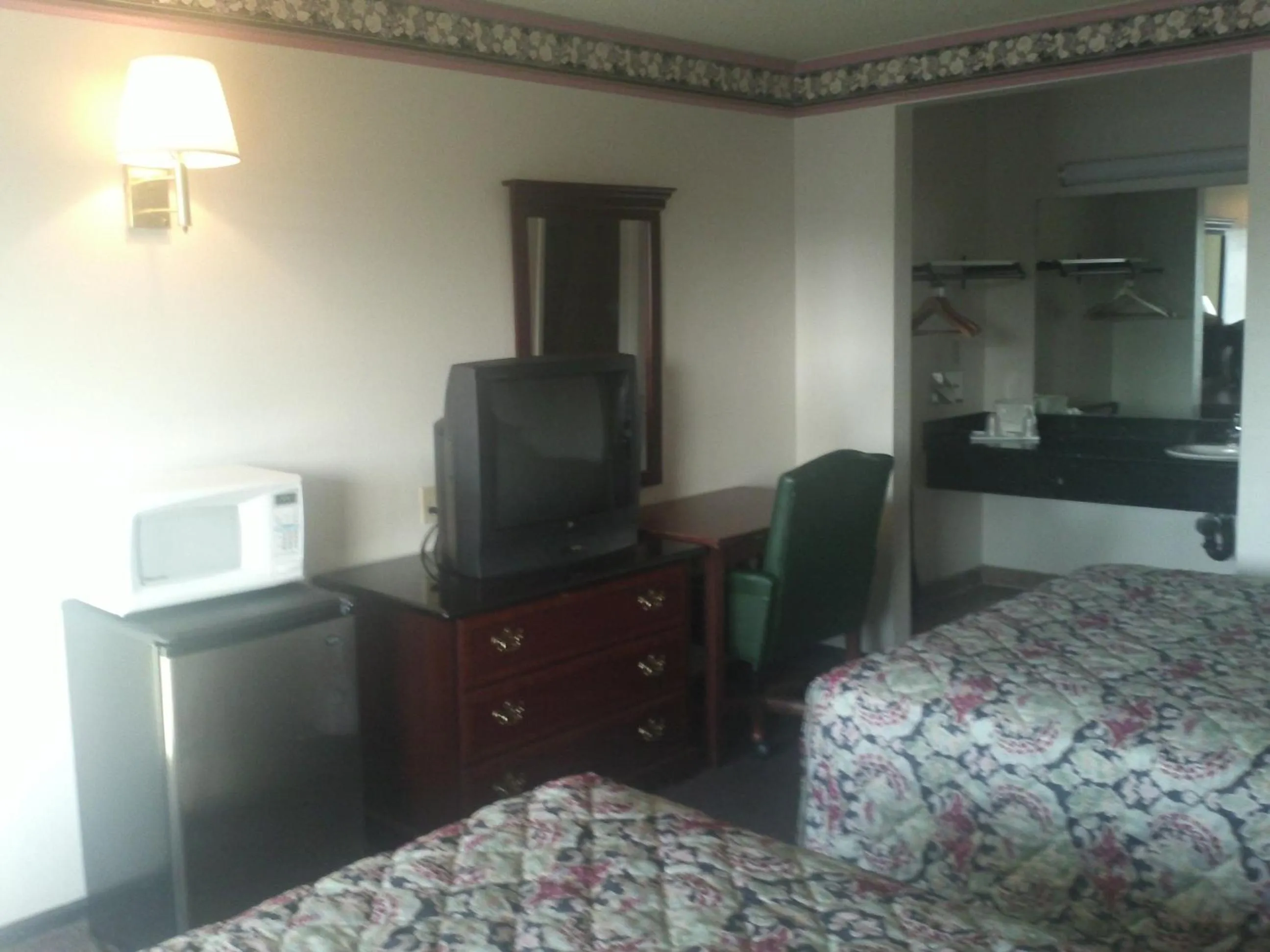 Photo of the whole room, Bed in Sunrise Inn