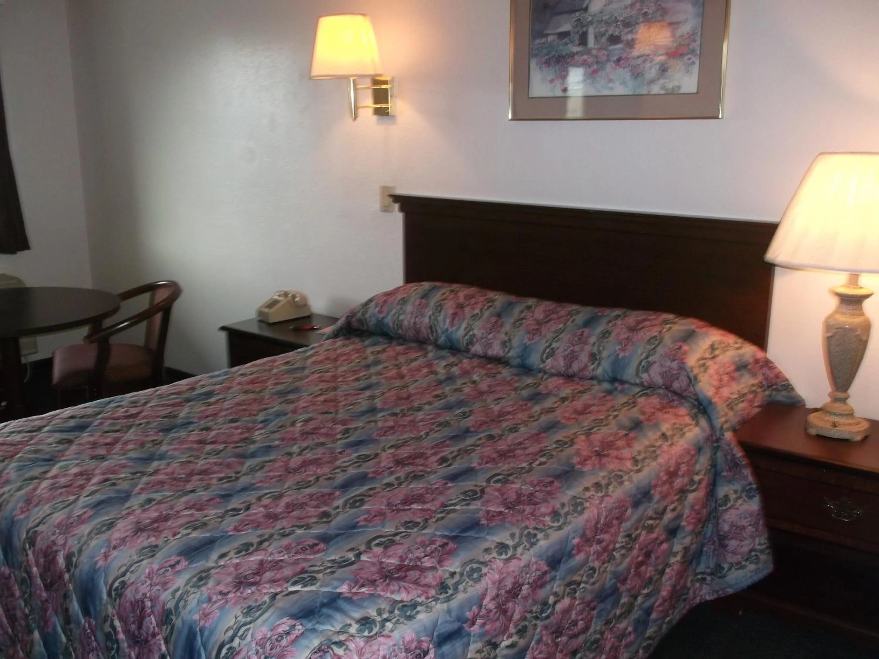 Bed in Sunrise Inn