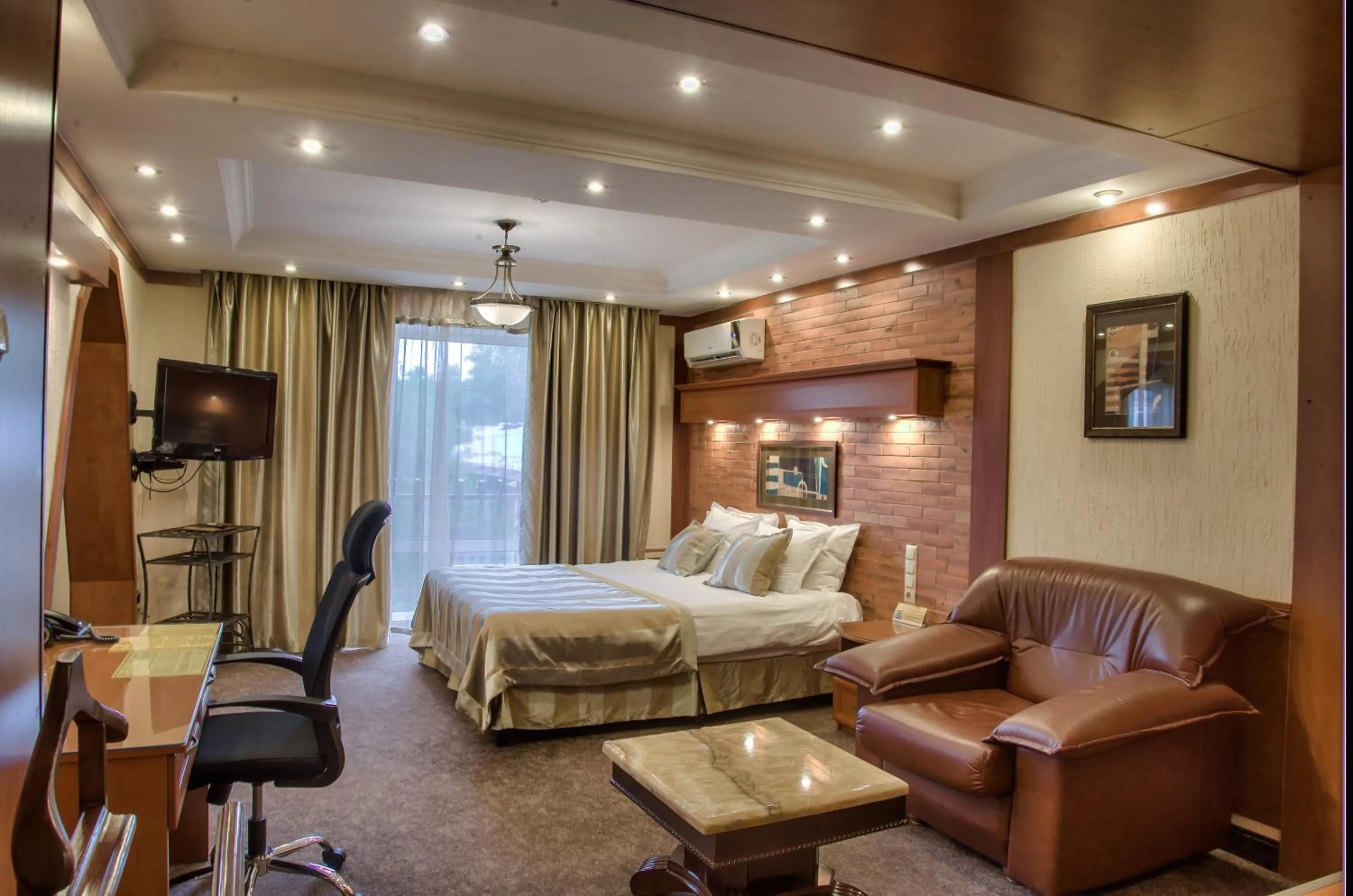 Living room, Bed in Hotel Uyut Almaty