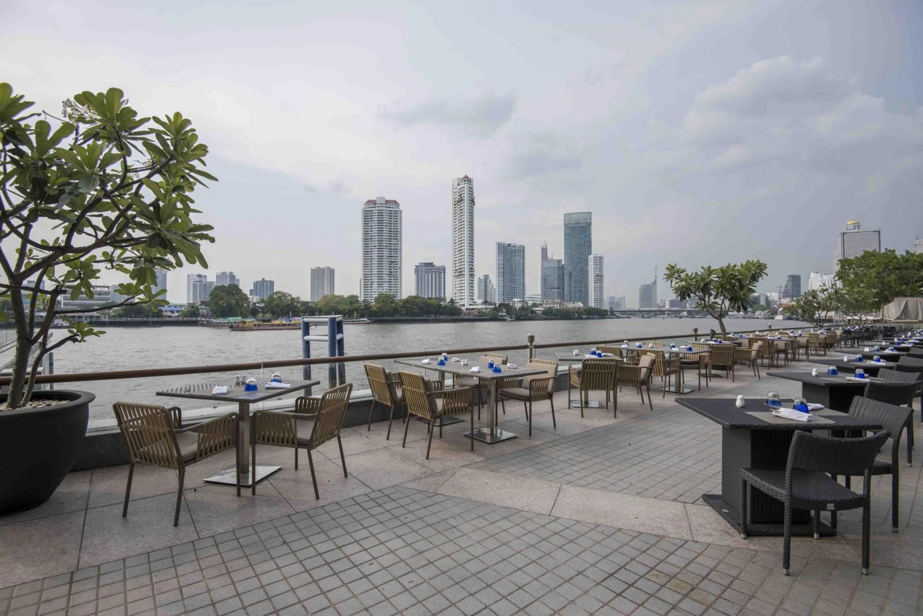 Restaurant/places to eat in Chatrium Hotel Riverside Bangkok