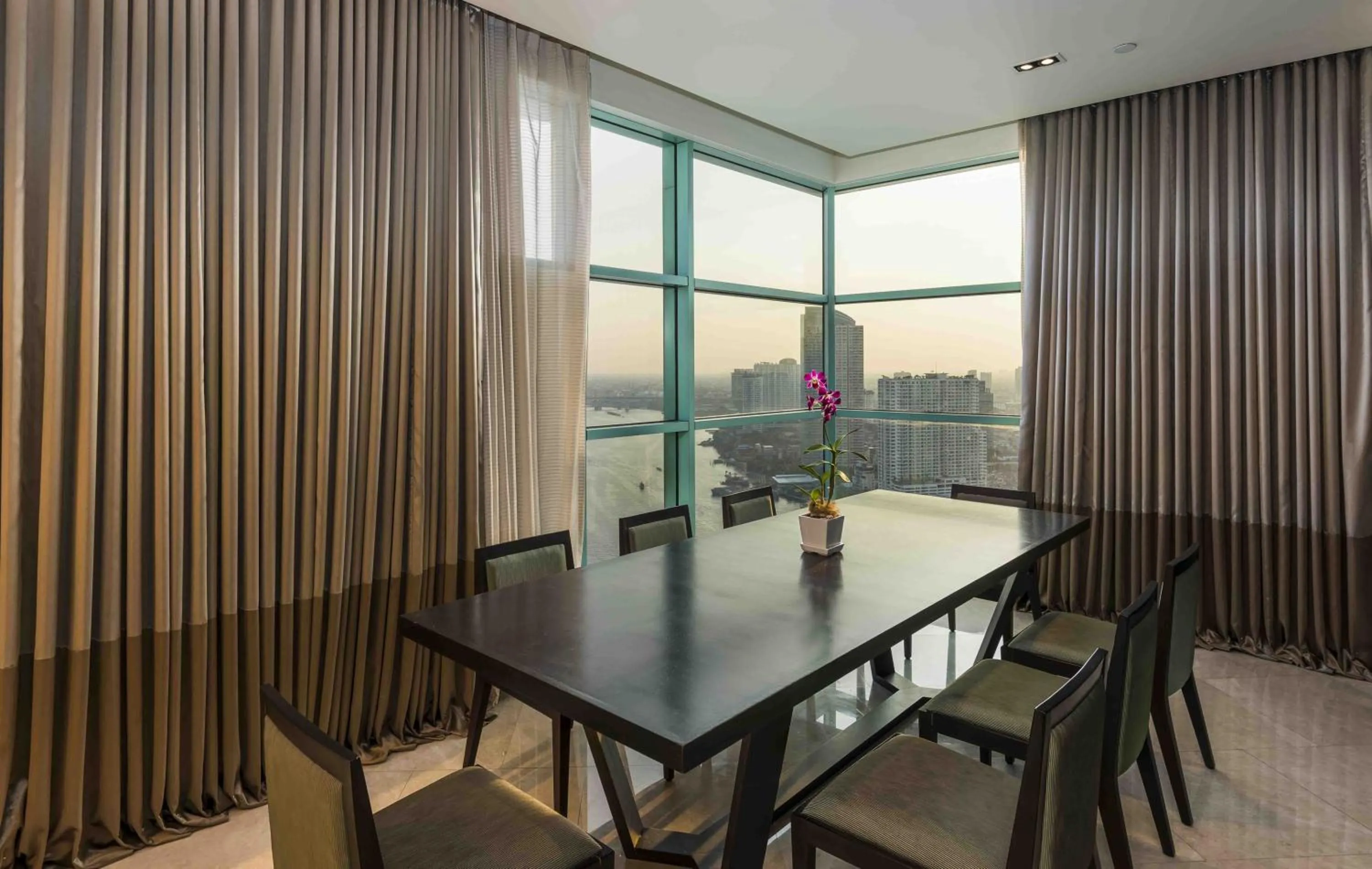 Dining area in Chatrium Hotel Riverside Bangkok