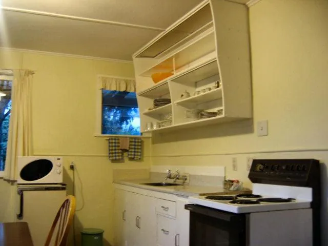 Kitchen or kitchenette in Glow Worm Motel