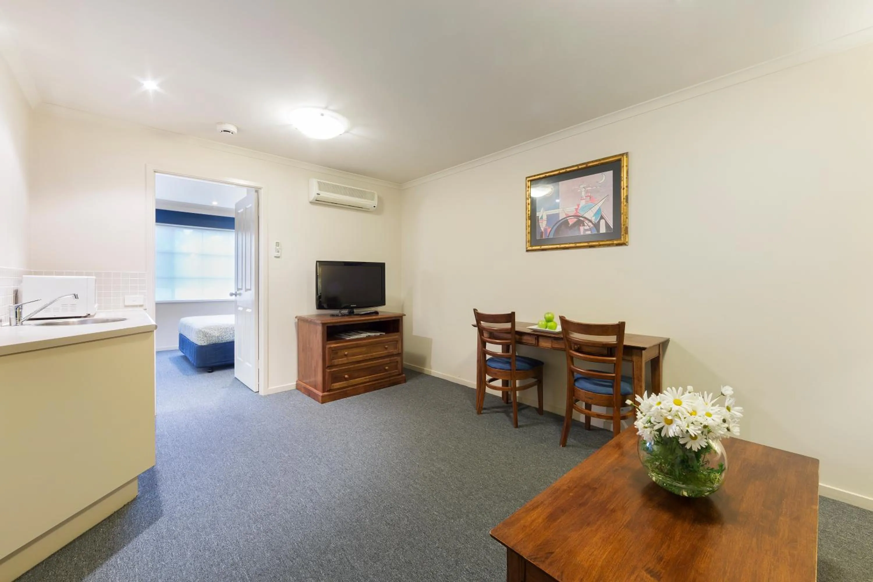 Living room in Canberra Parklands Central Apartment Hotel Official
