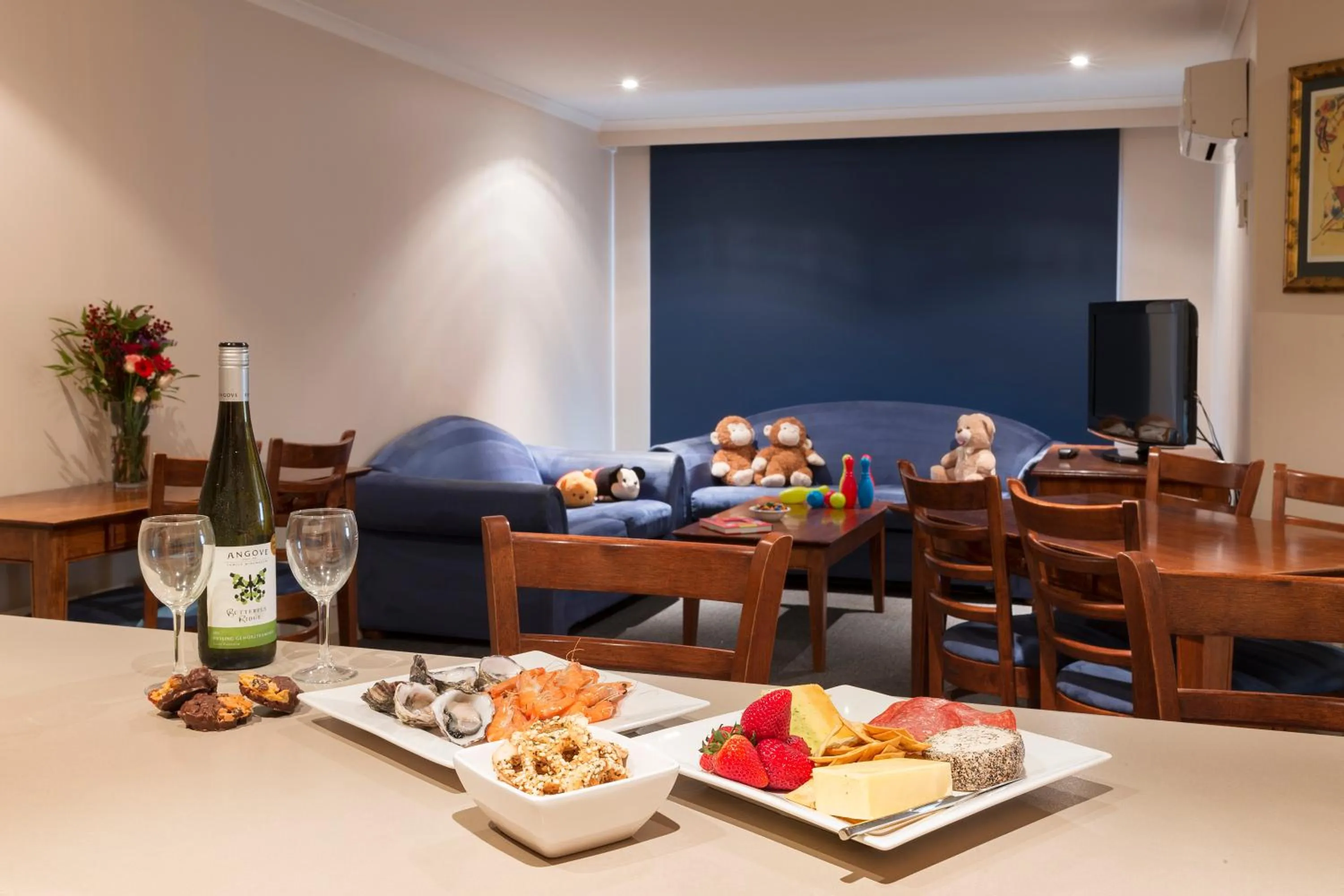 Living room in Canberra Parklands Central Apartment Hotel Official