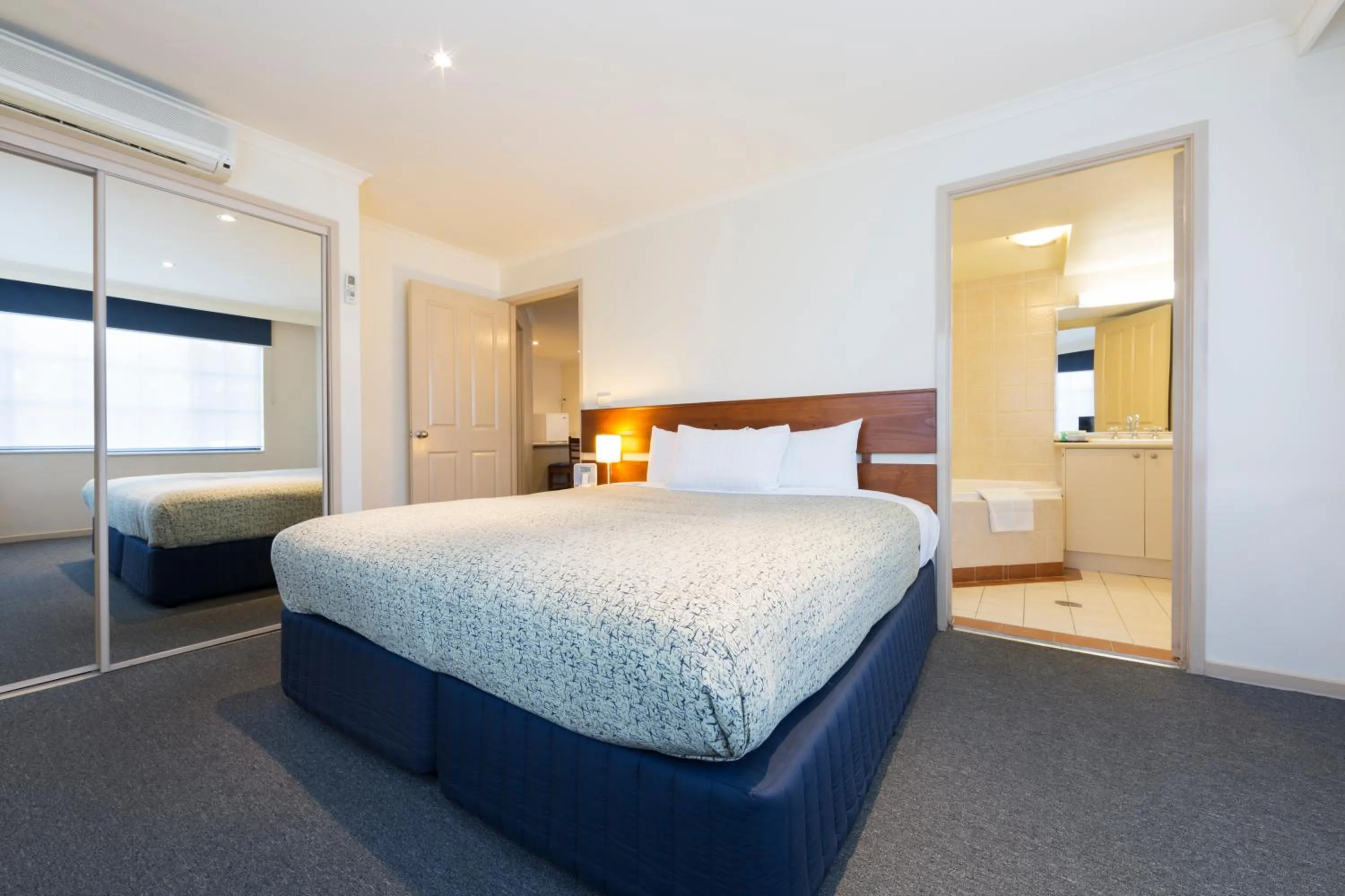 Photo of the whole room, Bed in Canberra Parklands Central Apartment Hotel Official