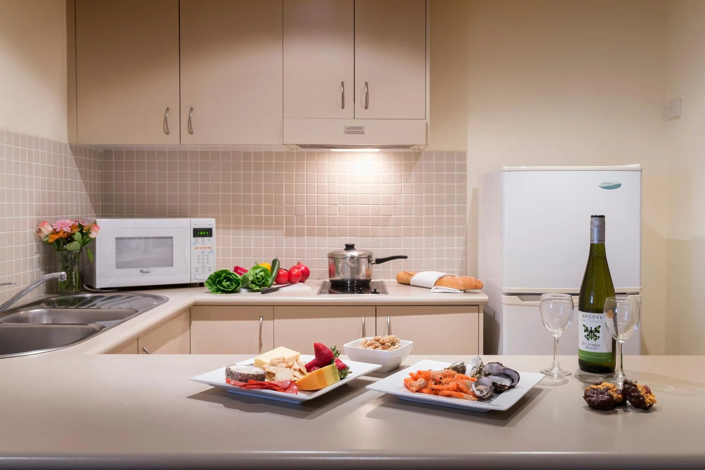 Kitchen or kitchenette in Canberra Parklands Central Apartment Hotel Official