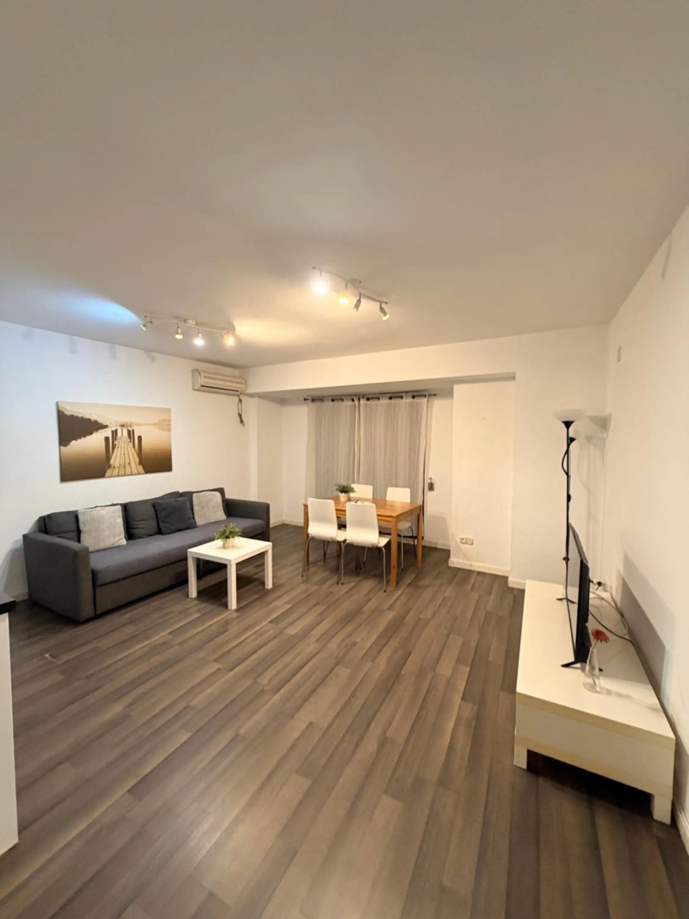 Dining area, Bed in Zerka Centro