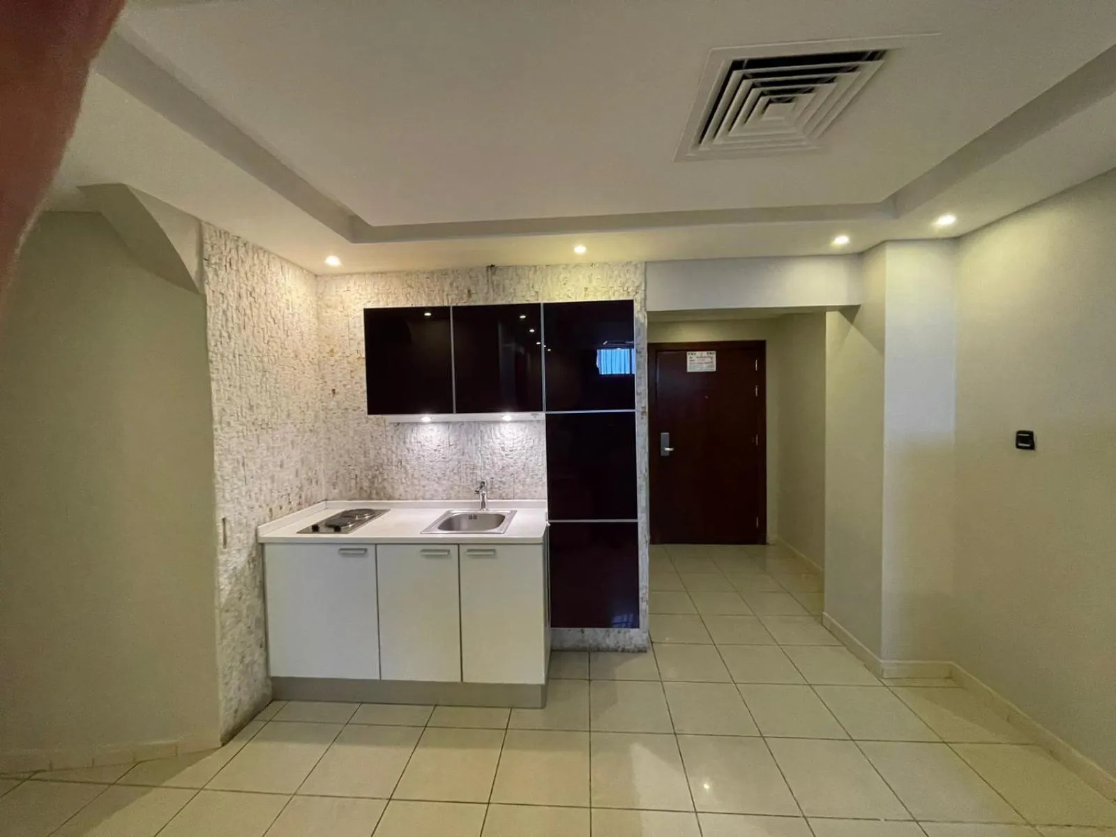 Kitchen or kitchenette in رؤوم إن للشقق المخدومة-Raoum Inn Serviced Apartments
