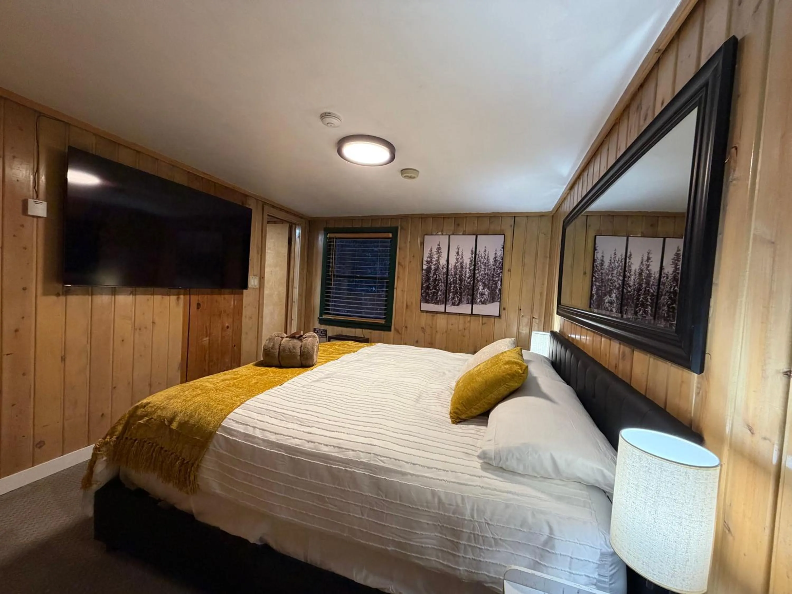 Bed in Silver Fork Lodge & Restaurant